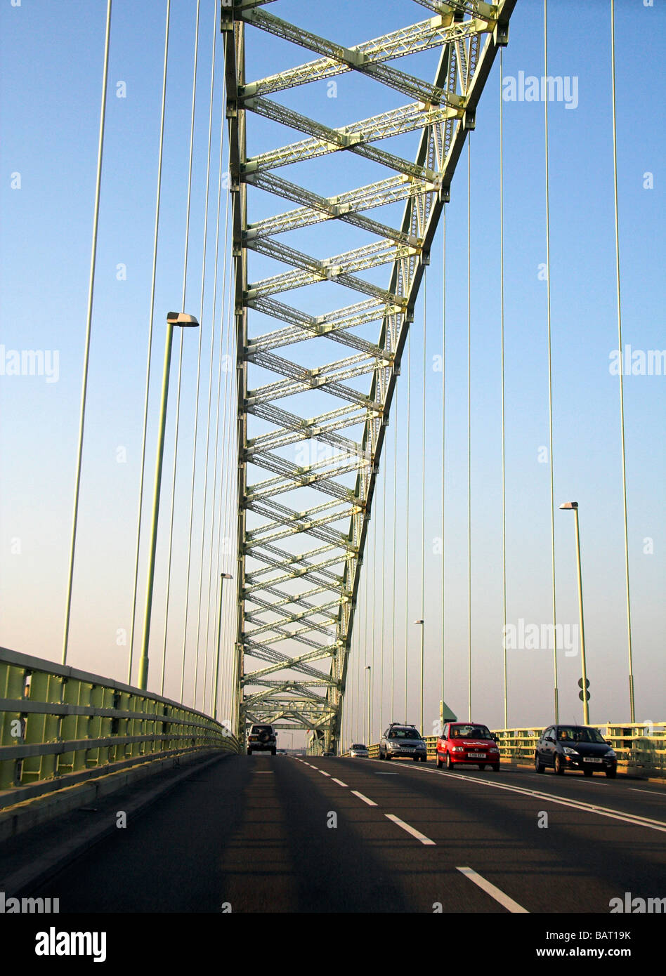 Gli automobilisti su il Giubileo d'argento ponte sopra il fiume Mersey e Manchester Ship Canal a Runcorn Gap, Cheshire, Regno Unito Foto Stock