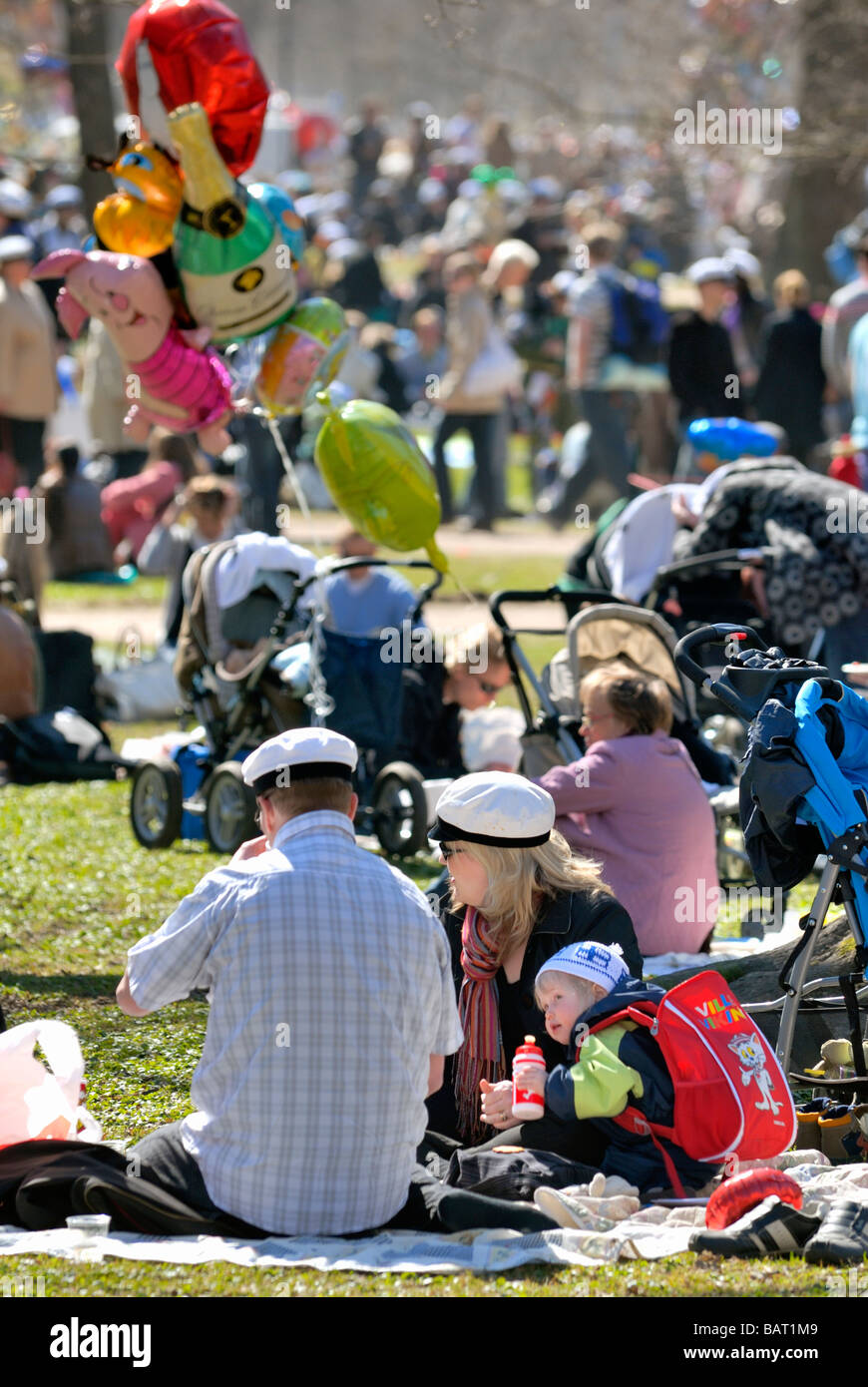 Il giorno di maggio picnic nel parco Kaivopuisto, Helsinki. Il carnevale solo come celebrazione in Finlandia è Vappu, il finlandese versio Foto Stock