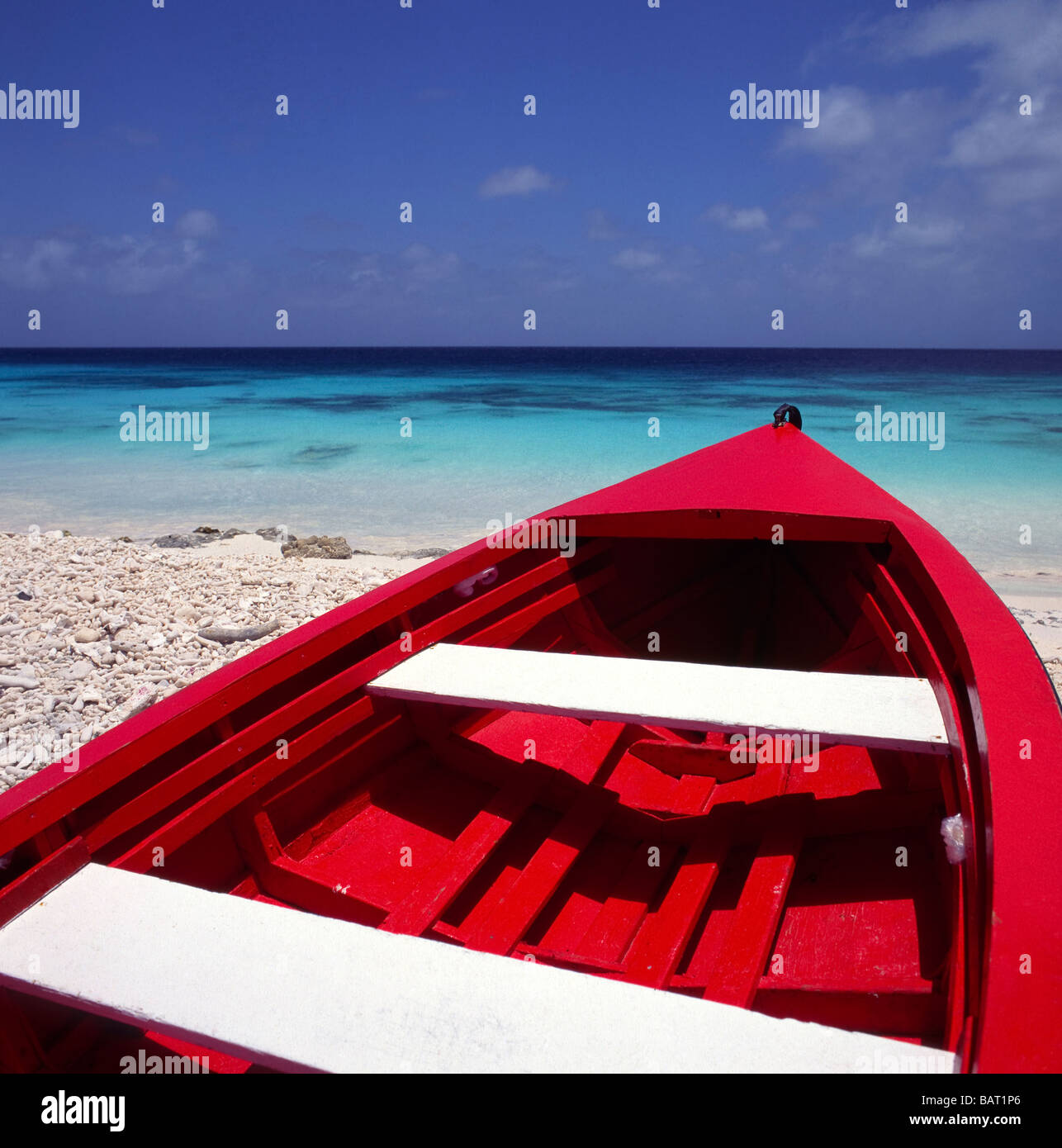 Barca da pesca rossa sulla spiaggia Kralendijk, Bonaire, Antille Olandesi Foto Stock