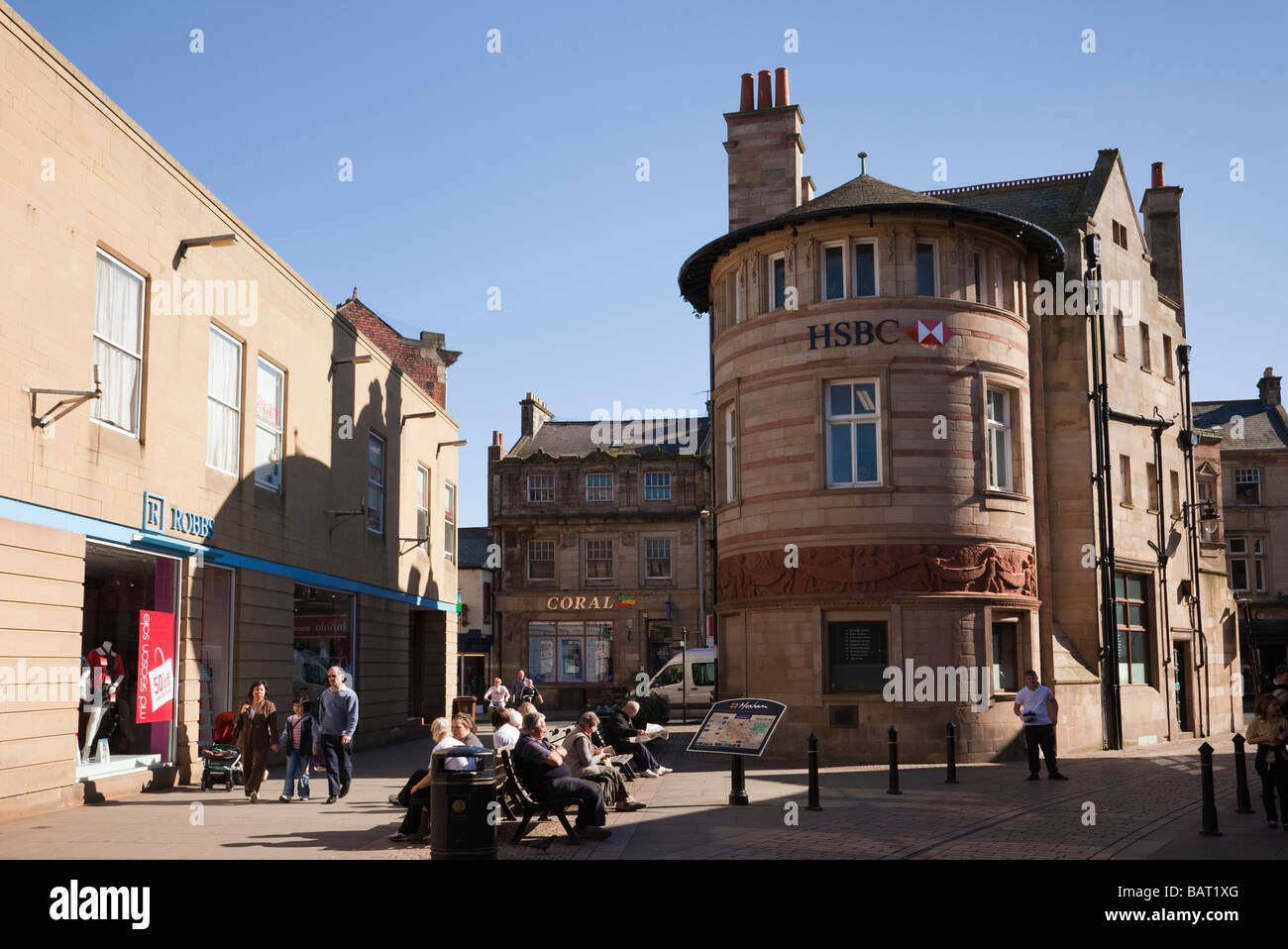 Fore Street Hexham Northumberland Inghilterra UK Europa HSBC Bank insolito il vecchio edificio in centro città zona pedonale Foto Stock