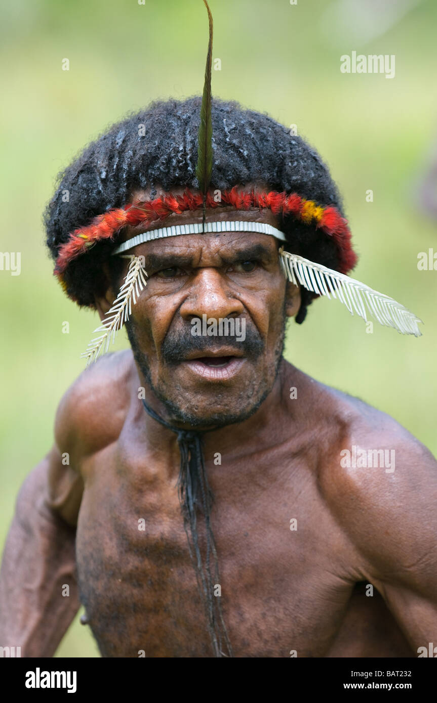 Papua tradizionale danza di combattimento Foto Stock