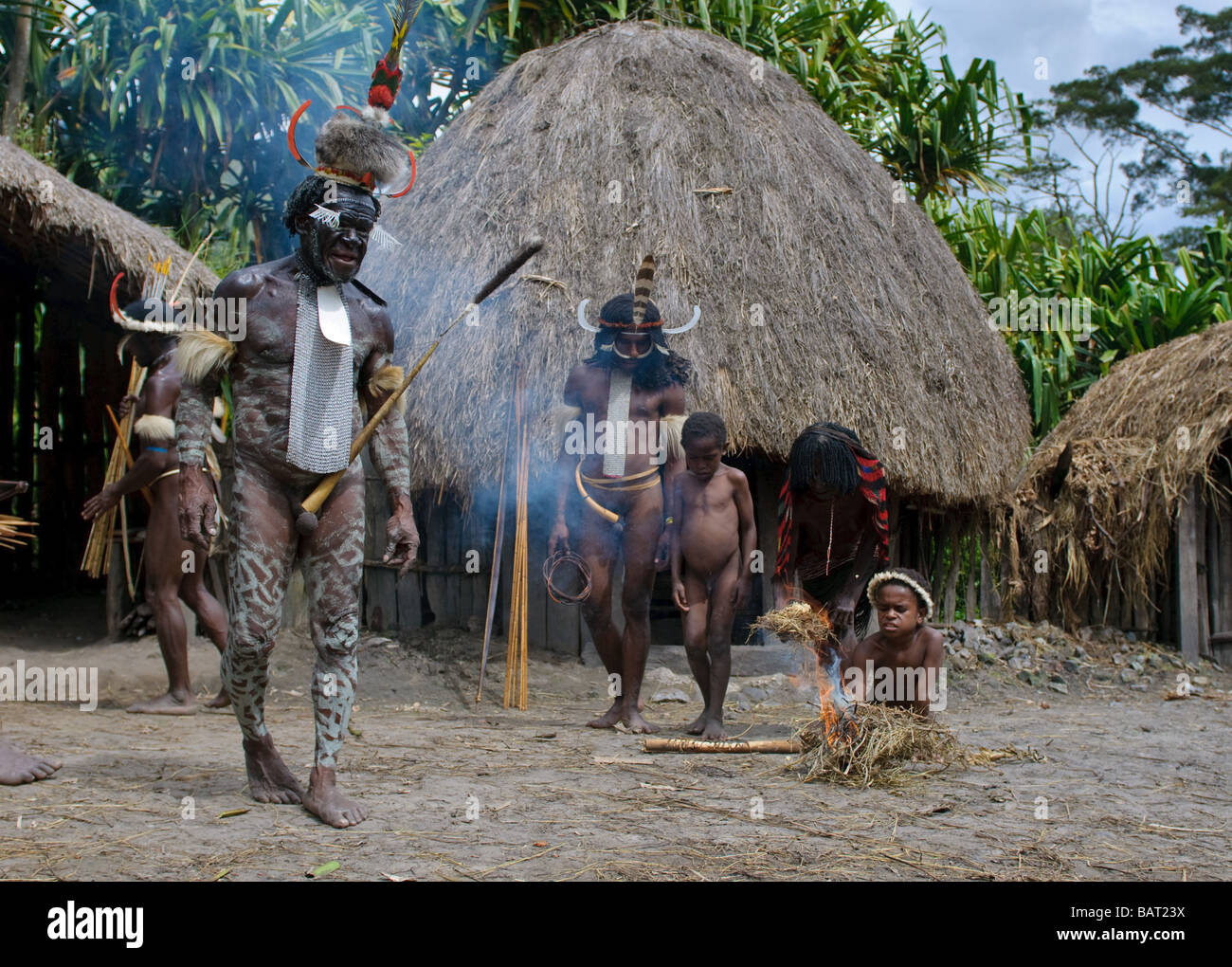 Popolo di Papua nel villaggio di Wamena Papua Indonesia Foto Stock