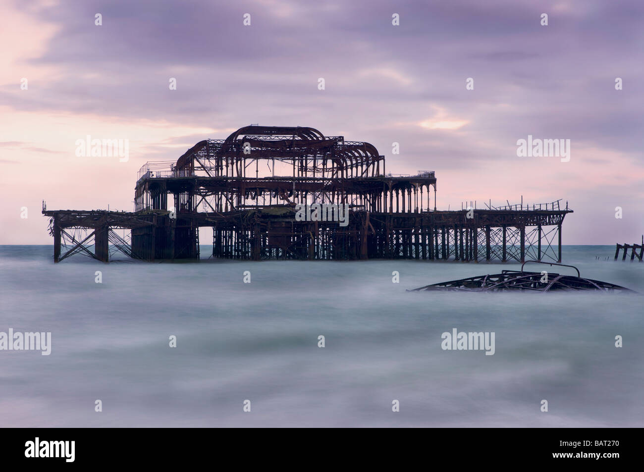 Molo Ovest di Brighton al crepuscolo con una lunga esposizione Foto Stock