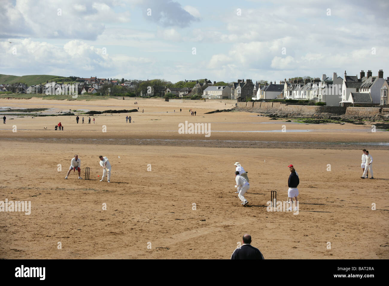 Cricket essendo giocato sulla spiaggia di Elie Foto Stock