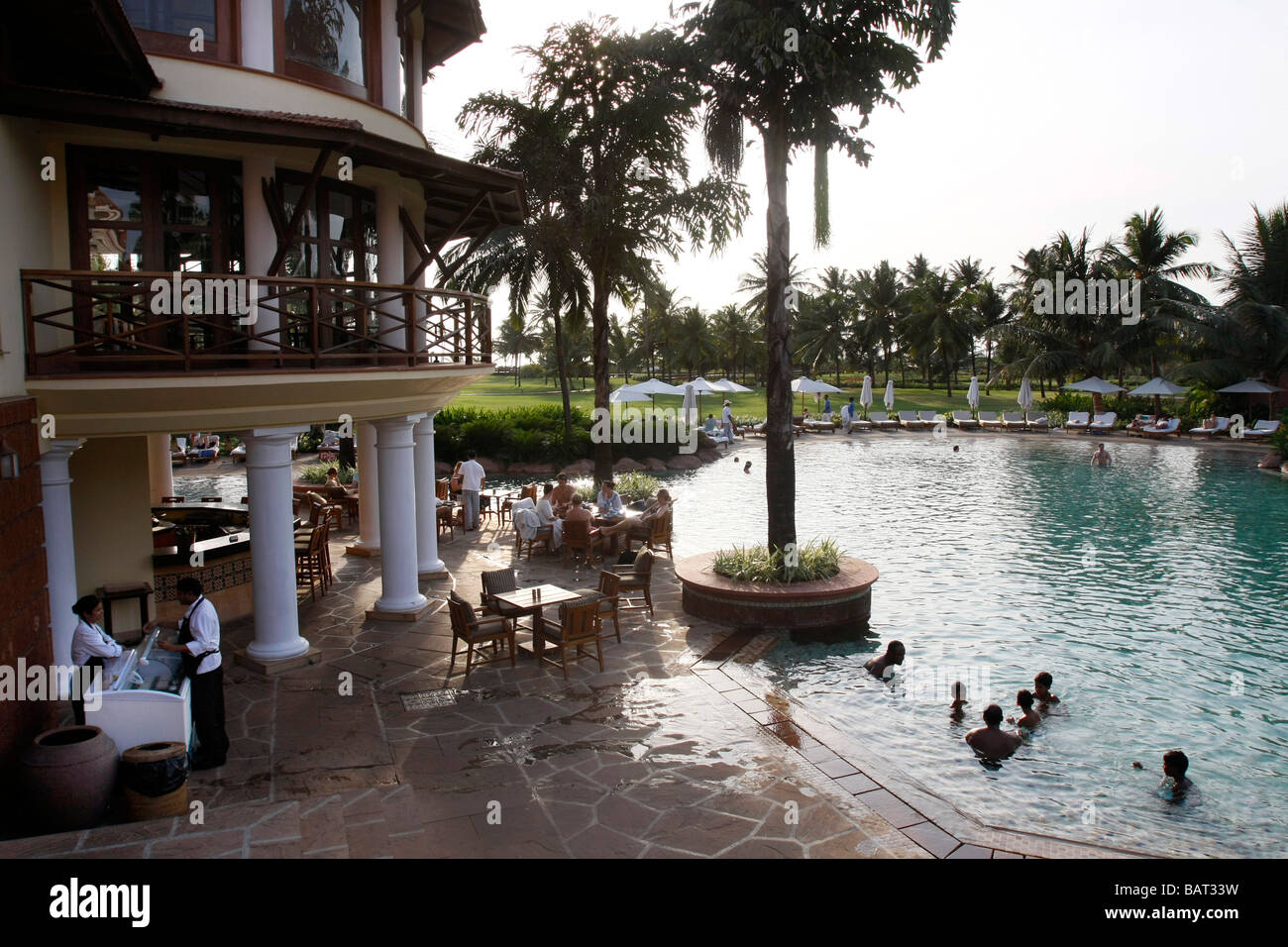 Una vista della piscina presso il Park Hyatt hotel nel sud di Goa in India. Foto Stock