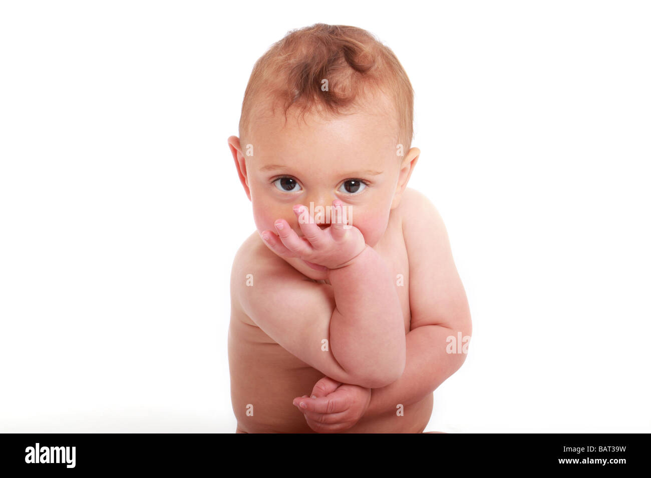 Baby boy ritratto bizzarro porre mano fino a faccia in posa guardando nella telecamera Foto Stock