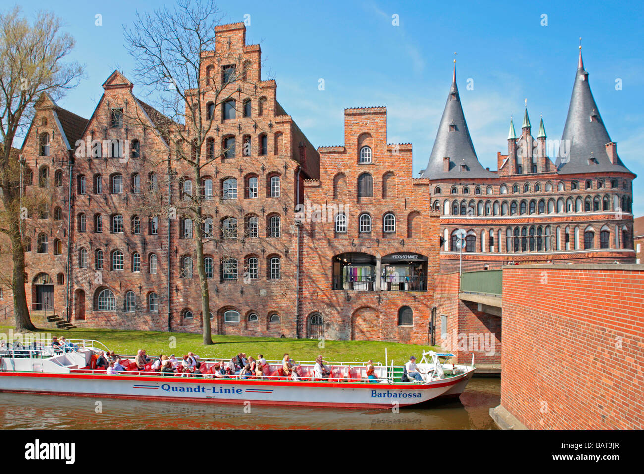 Vecchi magazzini di sale e Holsten Gate in Lubecca in Schleswig-Holstein in Germania settentrionale Foto Stock