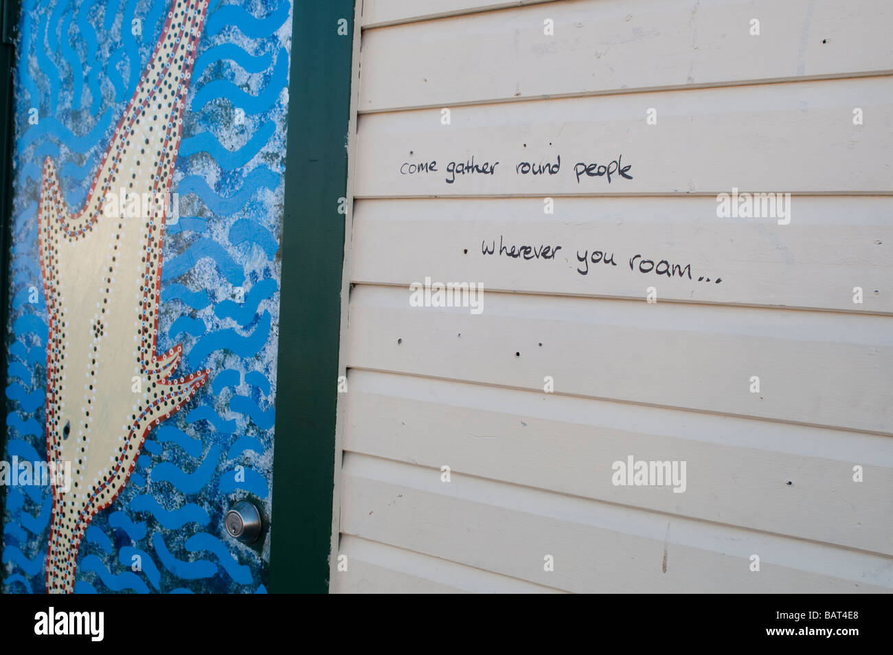 Testi e dipinto sulla parete Jonson Street Byron Bay NSW Australia Foto Stock