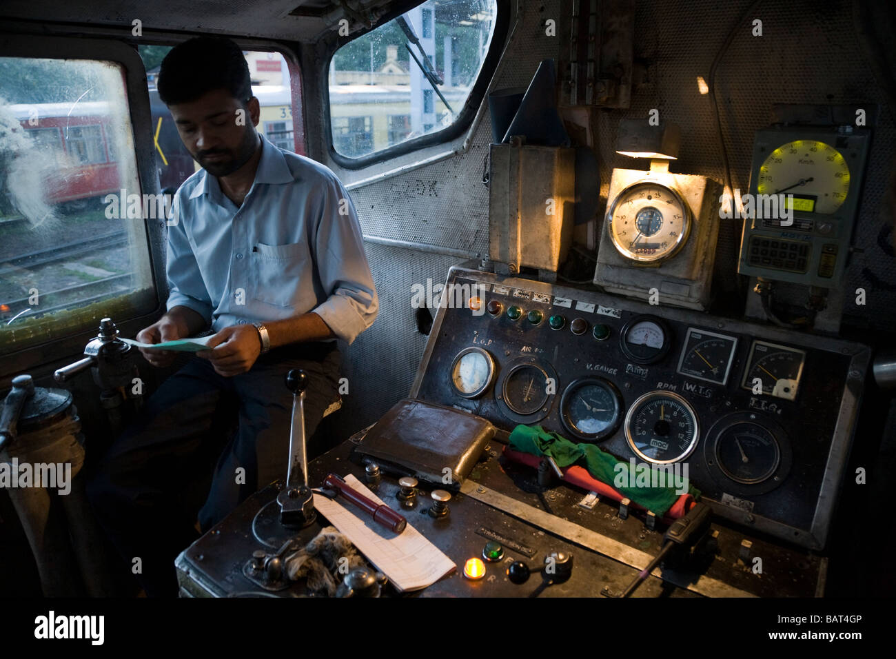 Driver del treno e la cabina del conducente a bordo della Kalka-Shimla convoglio ferroviario. Kalka, India. Foto Stock