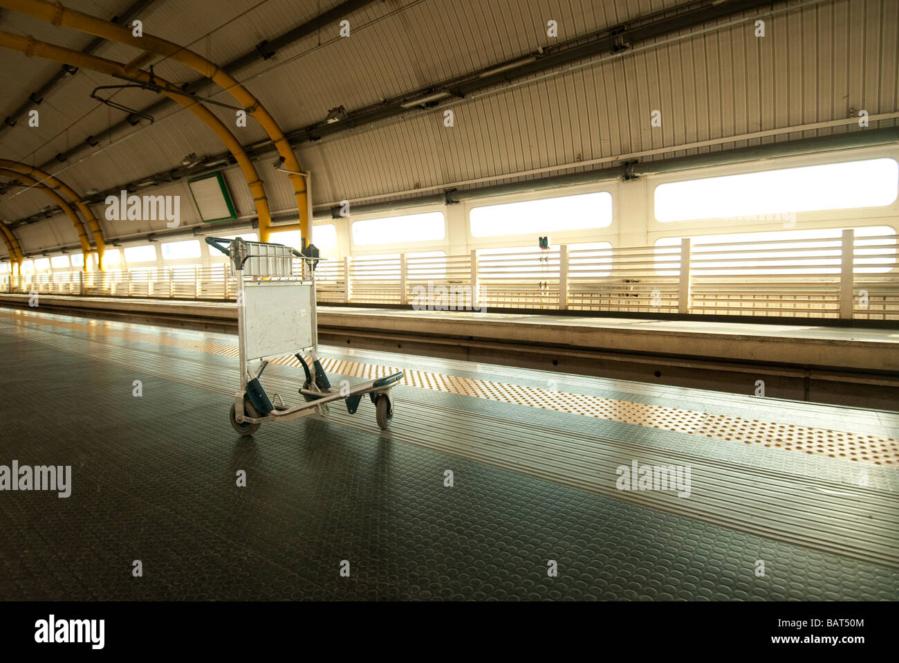 Carrello Bagagli a sinistra su una piattaforma della stazione Foto Stock