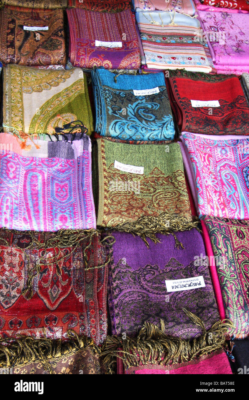 Seta sciarpe pashmina per la vendita in un mercato di strada in Turchia  Foto stock - Alamy