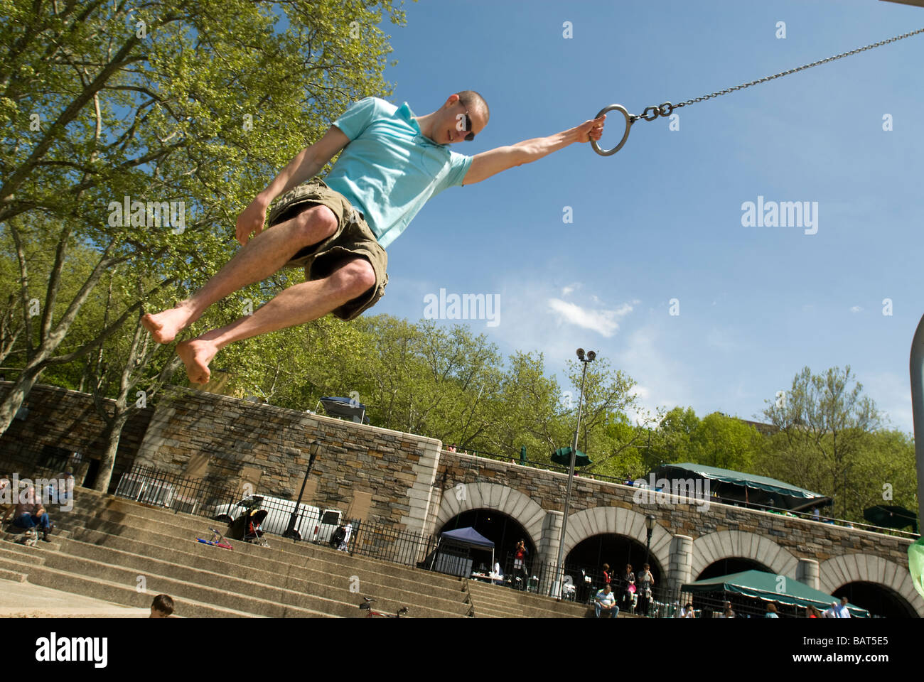 Appassionati approfittare del clima caldo e partecipare a oscillare un anello giorno in Riverside Park di New York Foto Stock