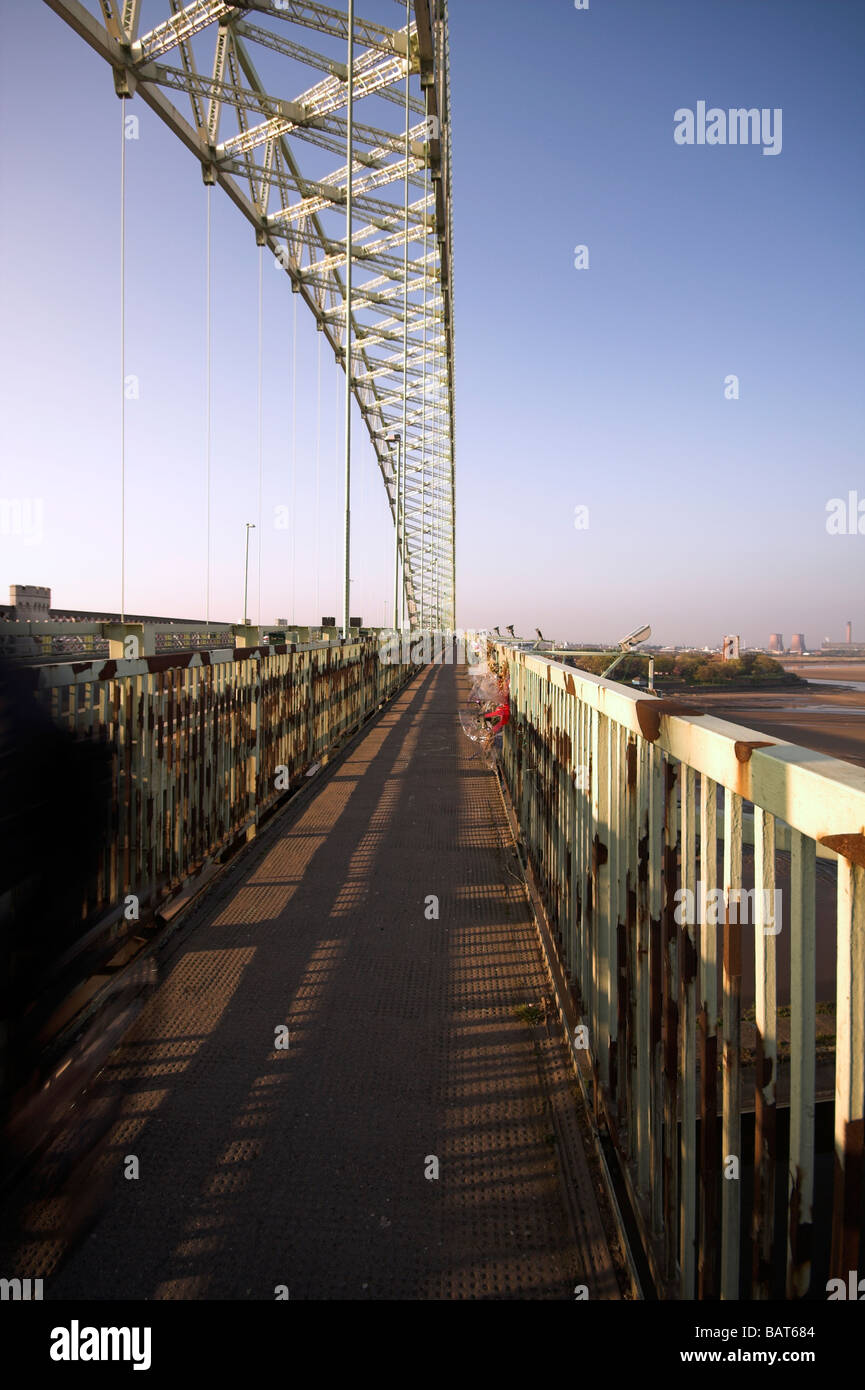 Gli automobilisti su il Giubileo d'argento ponte sopra il fiume Mersey e Manchester Ship Canal a Runcorn Gap, Cheshire, Regno Unito Foto Stock