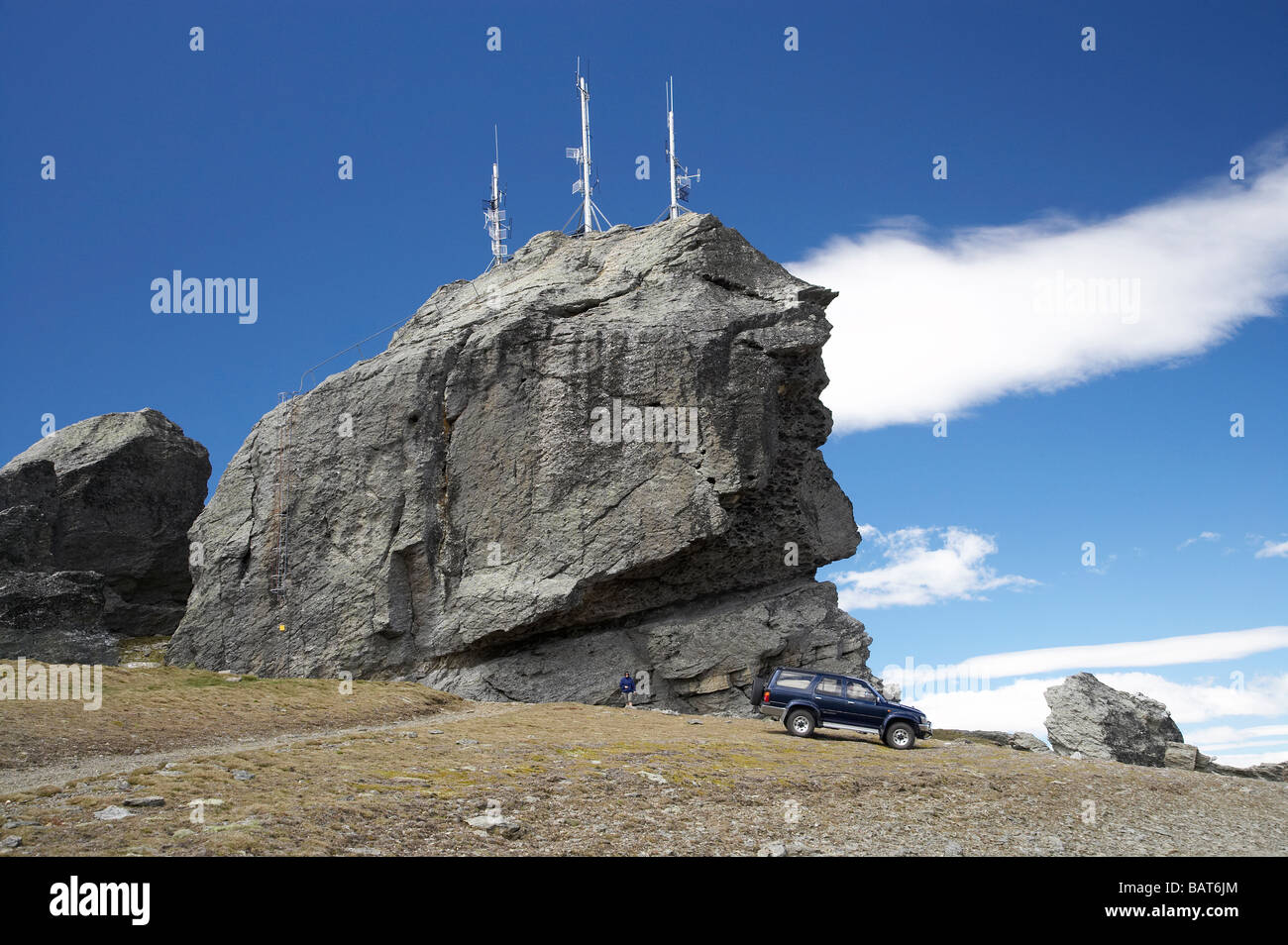 Roccia di inclinazione delle antenne di comunicazione e la trazione a quattro ruote motrici Dunstan Montagne Central Otago Isola del Sud della Nuova Zelanda Foto Stock