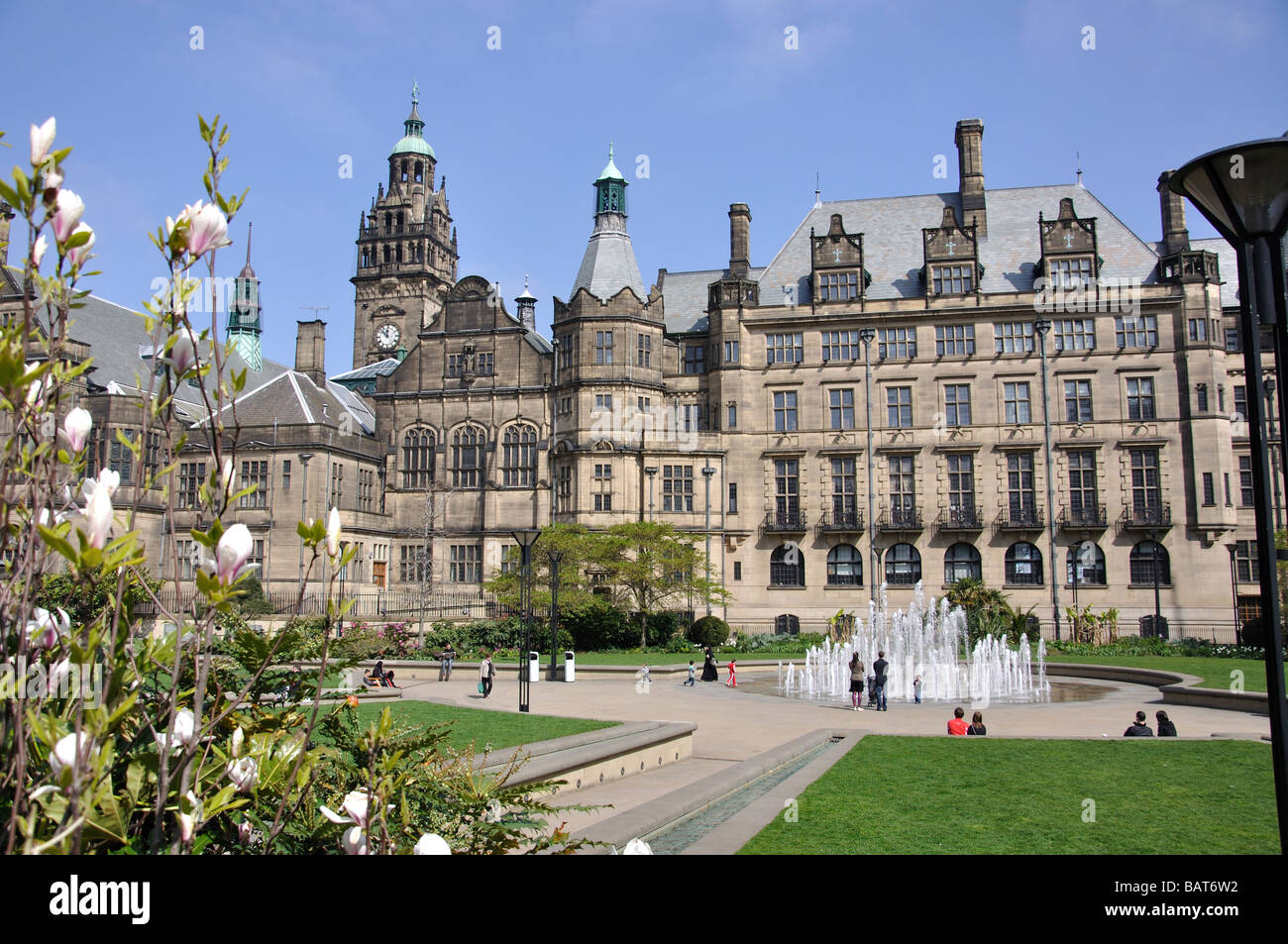 Peace Gardens e Sheffield Town Hall Millennium Square, Sheffield South Yorkshire, Inghilterra, Regno Unito Foto Stock