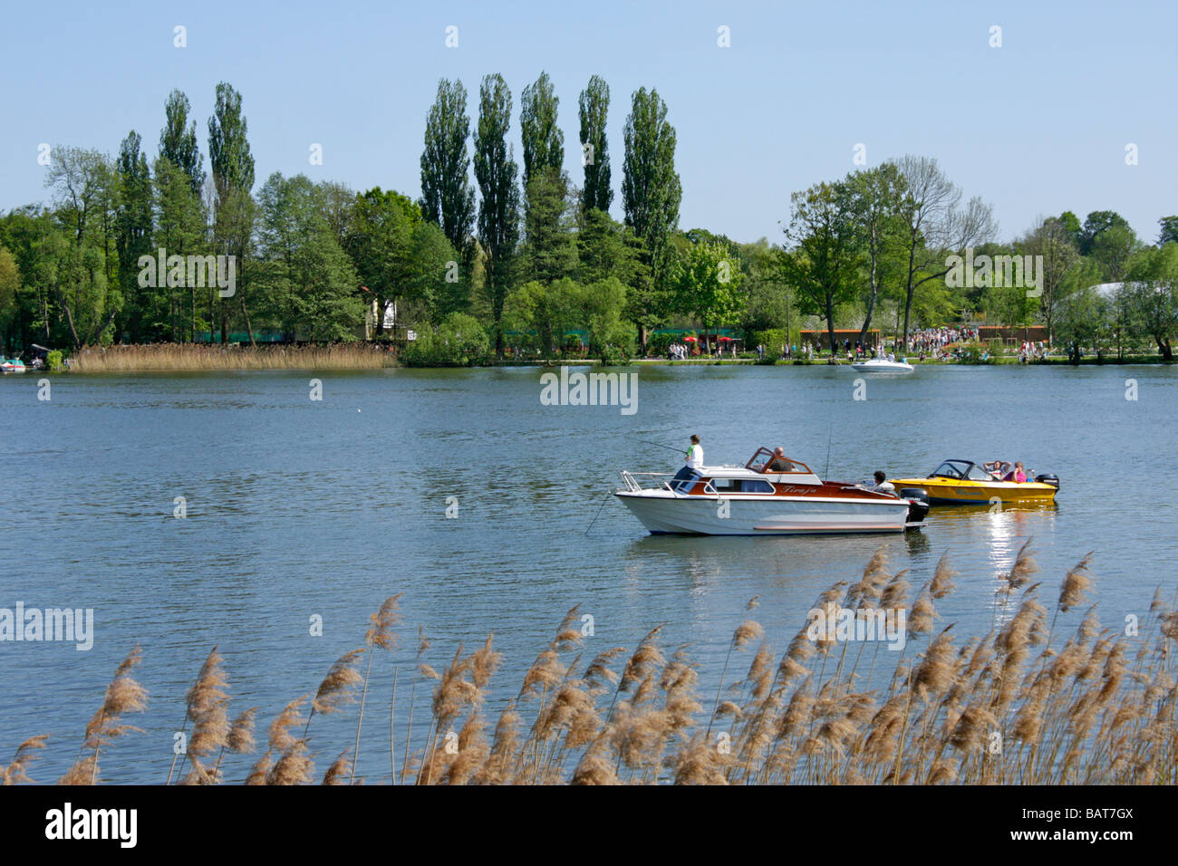 La pesca dalla barca sul lago Schwerin nel Mecklenburg Western-Pomerania Foto Stock