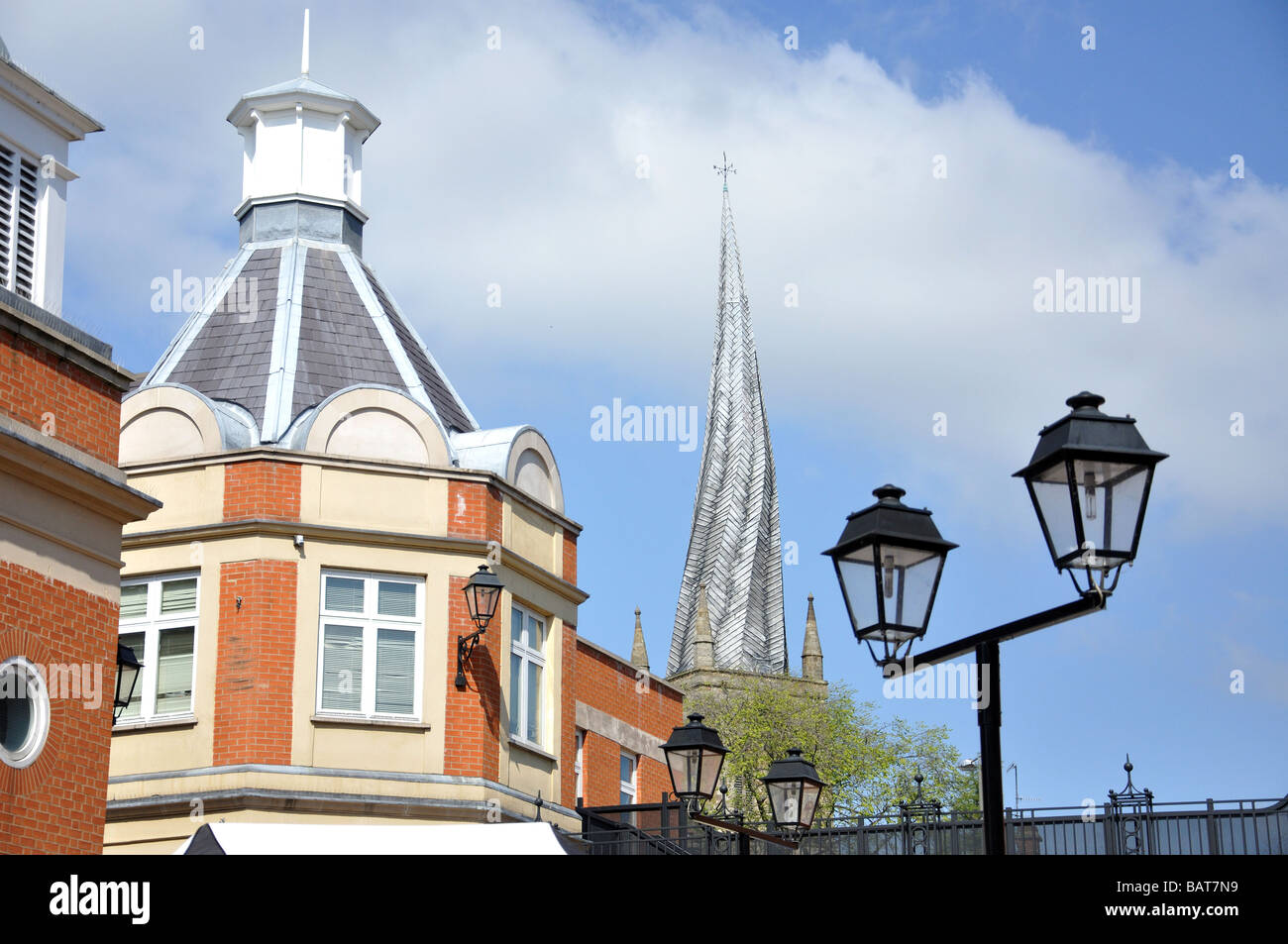 Guglia storta e architettura locale, Chesterfield, Derbyshire, England, Regno Unito Foto Stock