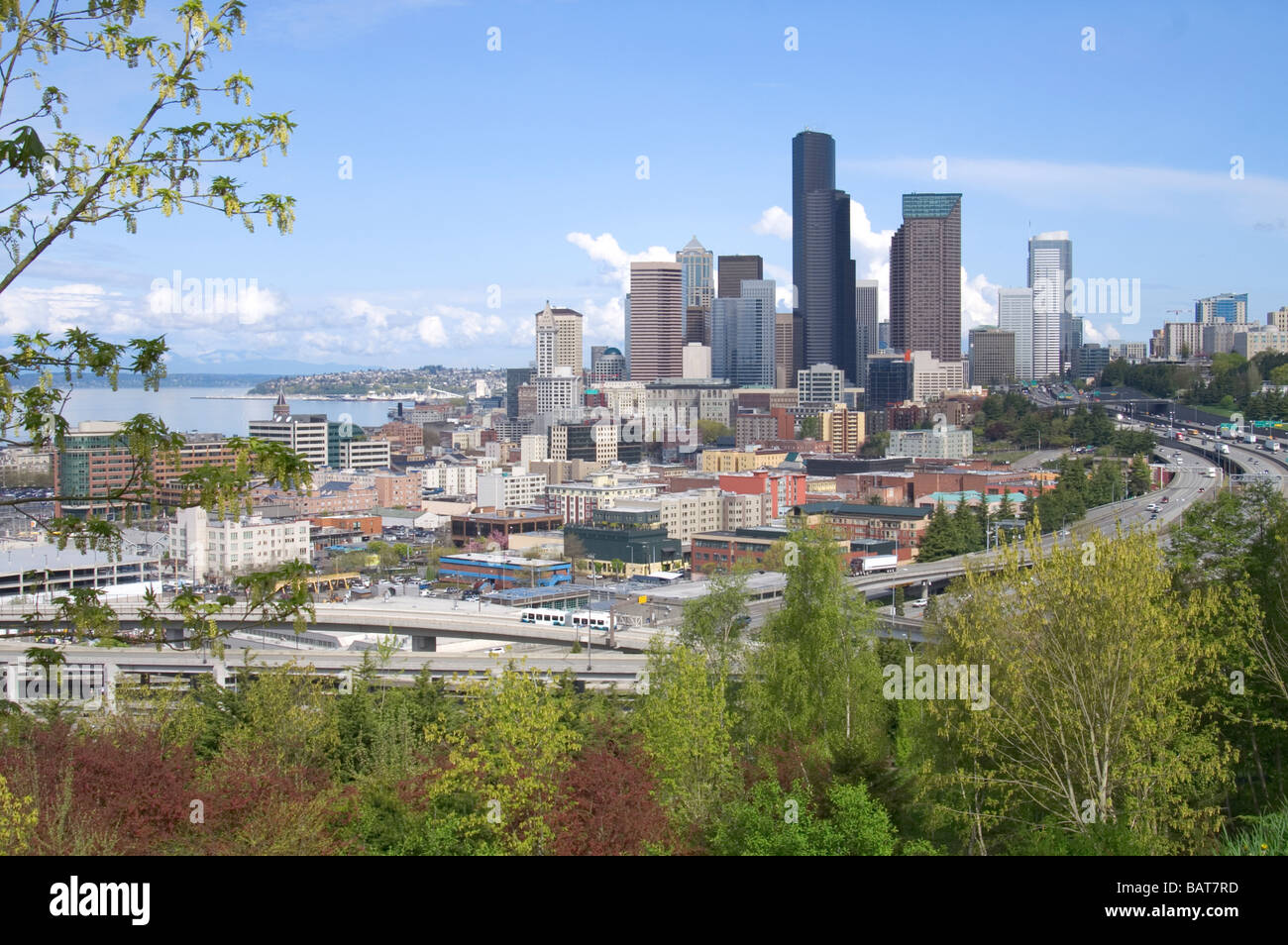 Seattle Washington skyline della città prese dal lato sud su una bella giornata con il blu del cielo e le soffici nuvole bianche Foto Stock