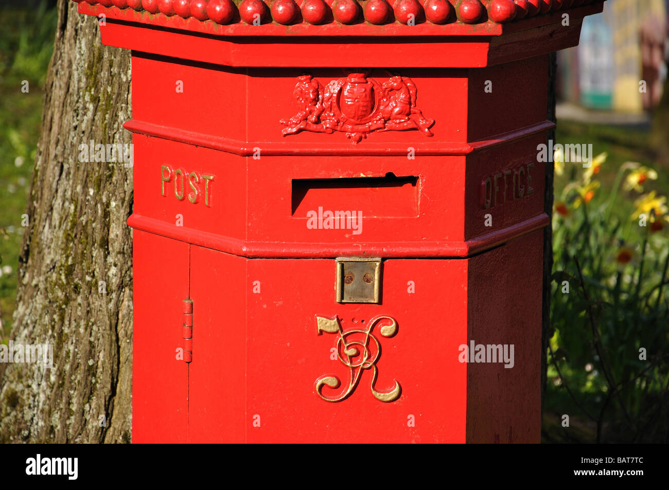 Rosso postbox Vittoriano, il Quadrato, Buxton, Derbyshire, England, Regno Unito Foto Stock