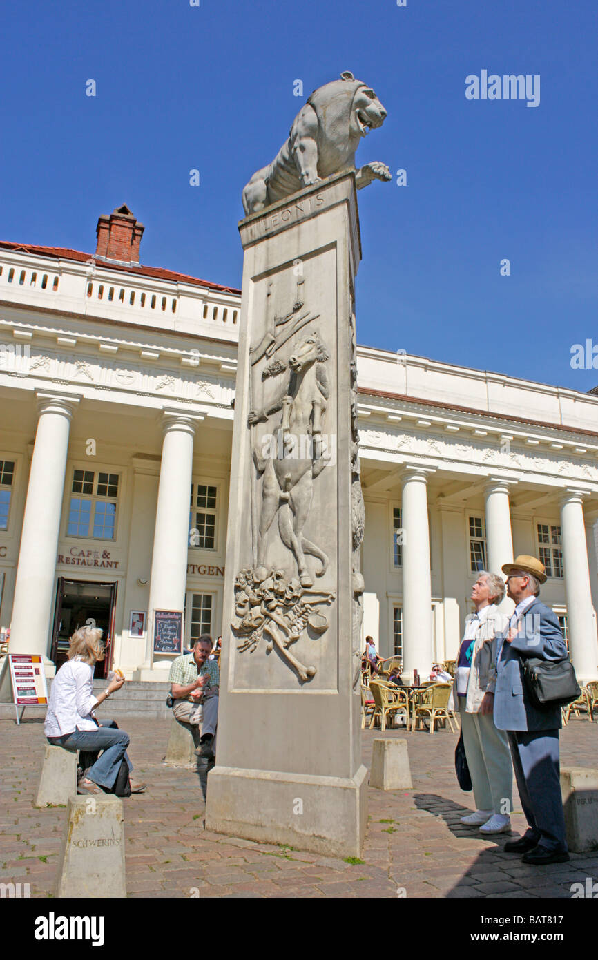 Il monumento del leone e il pilastro edificio presso la piazza del mercato di Schwerin nel Mecklenburg Western-Pomerania Foto Stock