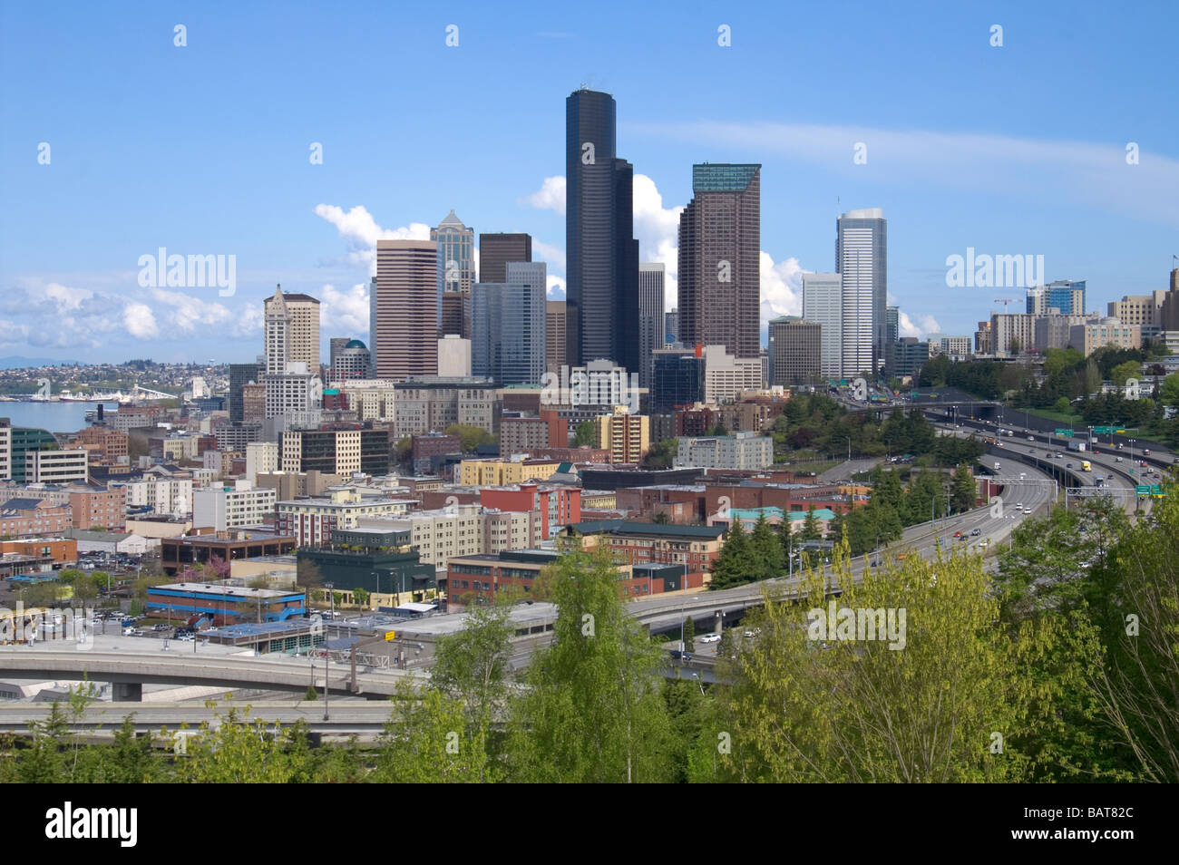 Seattle Washington skyline della città prese dal lato sud su una bella giornata con il blu del cielo e le soffici nuvole bianche Foto Stock