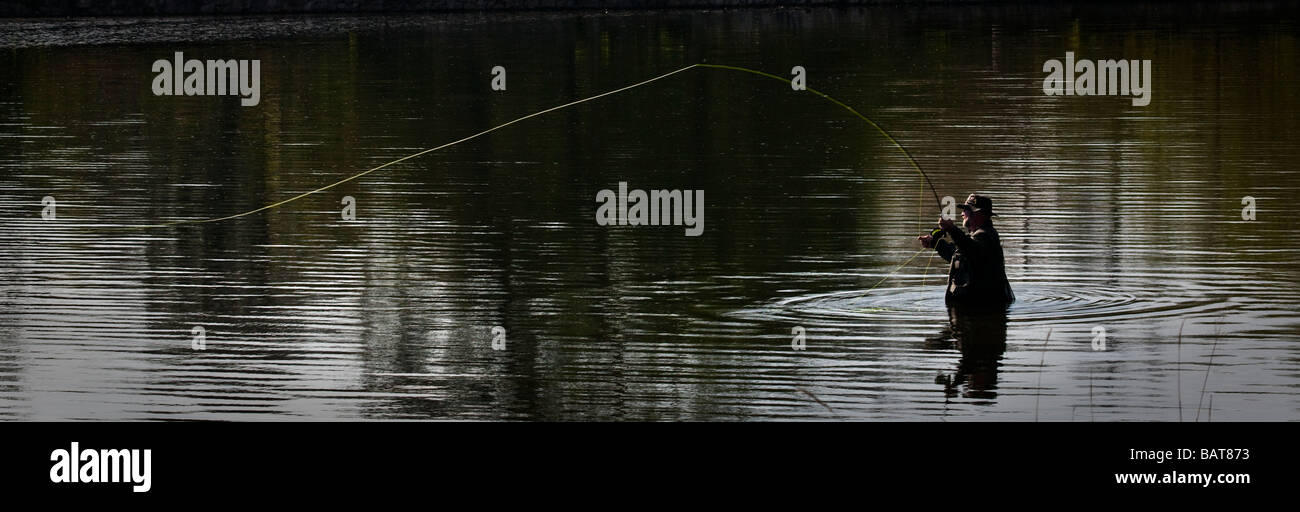 Trout fisherman wading a Thornton serbatoio Leicestershire Foto Stock