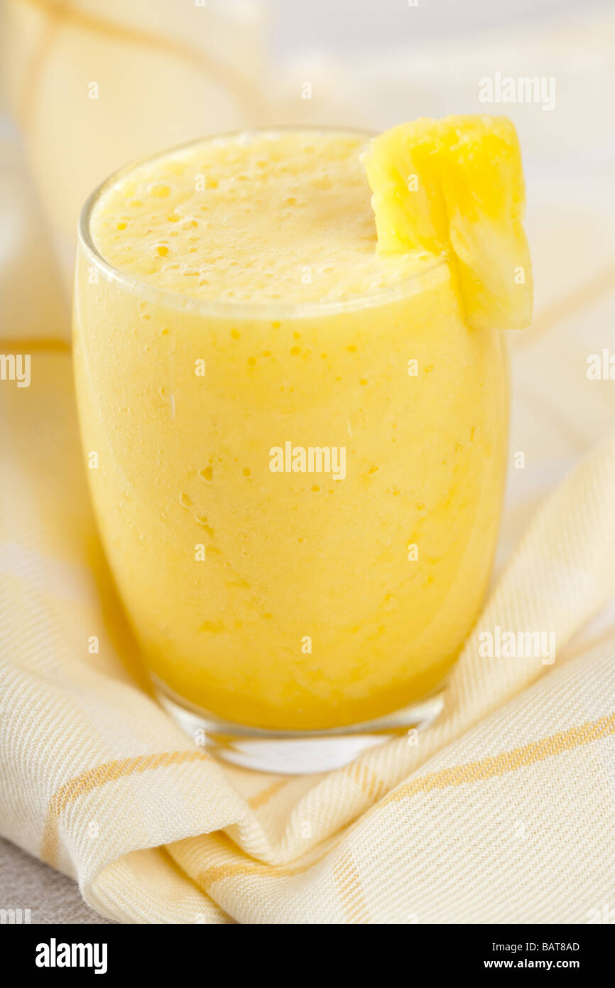 Deliziosa preparata di fresco smoothie con banane e ananas Foto Stock
