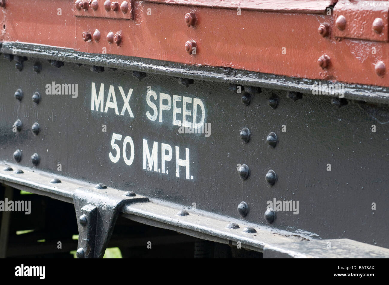 Segno sul lato della consulenza del treno Velocità massima 50 km/h Foto Stock