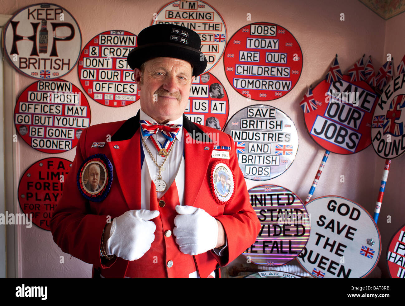 Il tradizionale simbolo di patriottismo inglese John Bull vero nome Ray Eagan nella sua casa a Birmingham REGNO UNITO Foto Stock