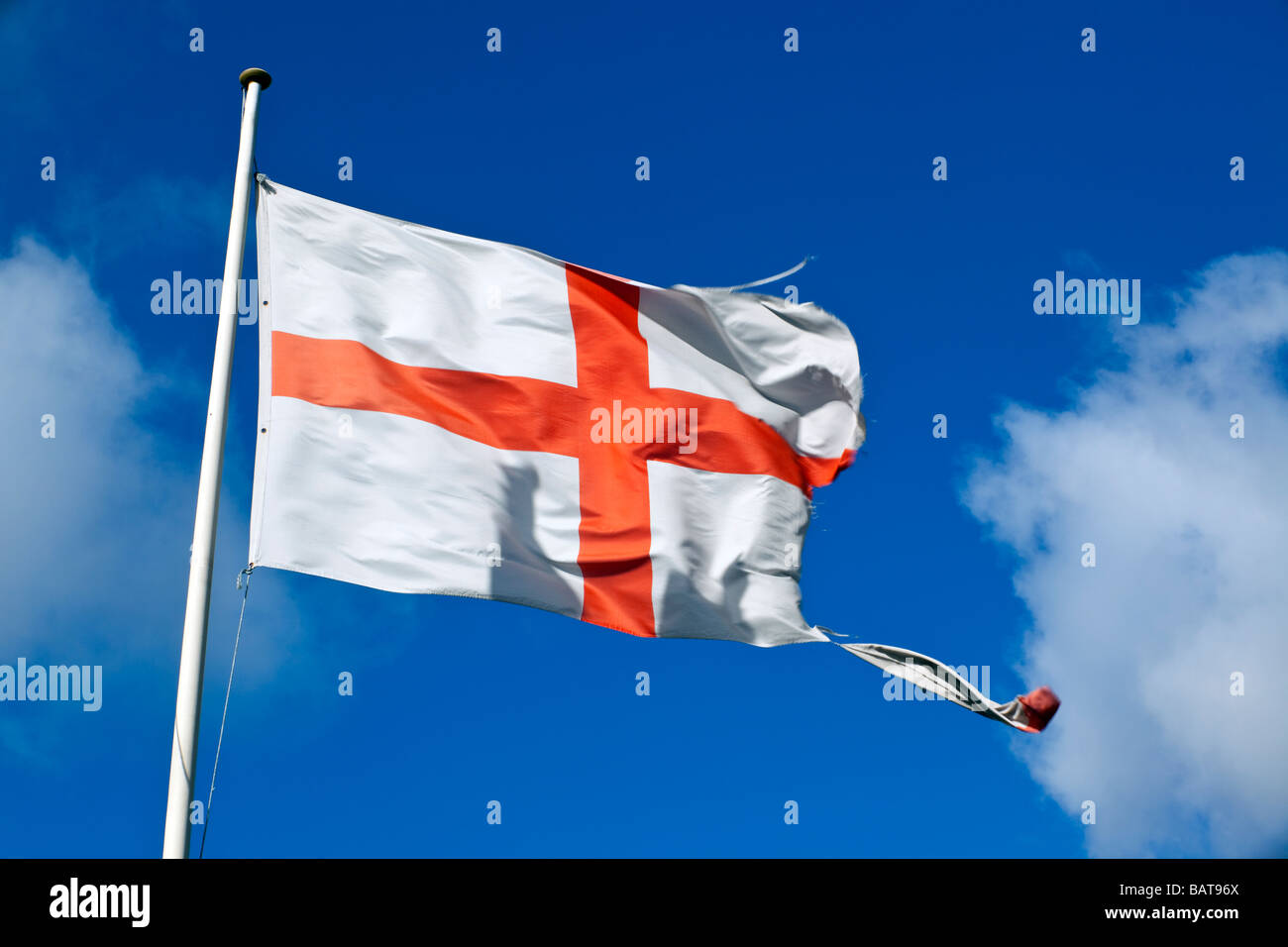 Una bandiera strappata di St George l'inglese santo patrono. Foto Stock