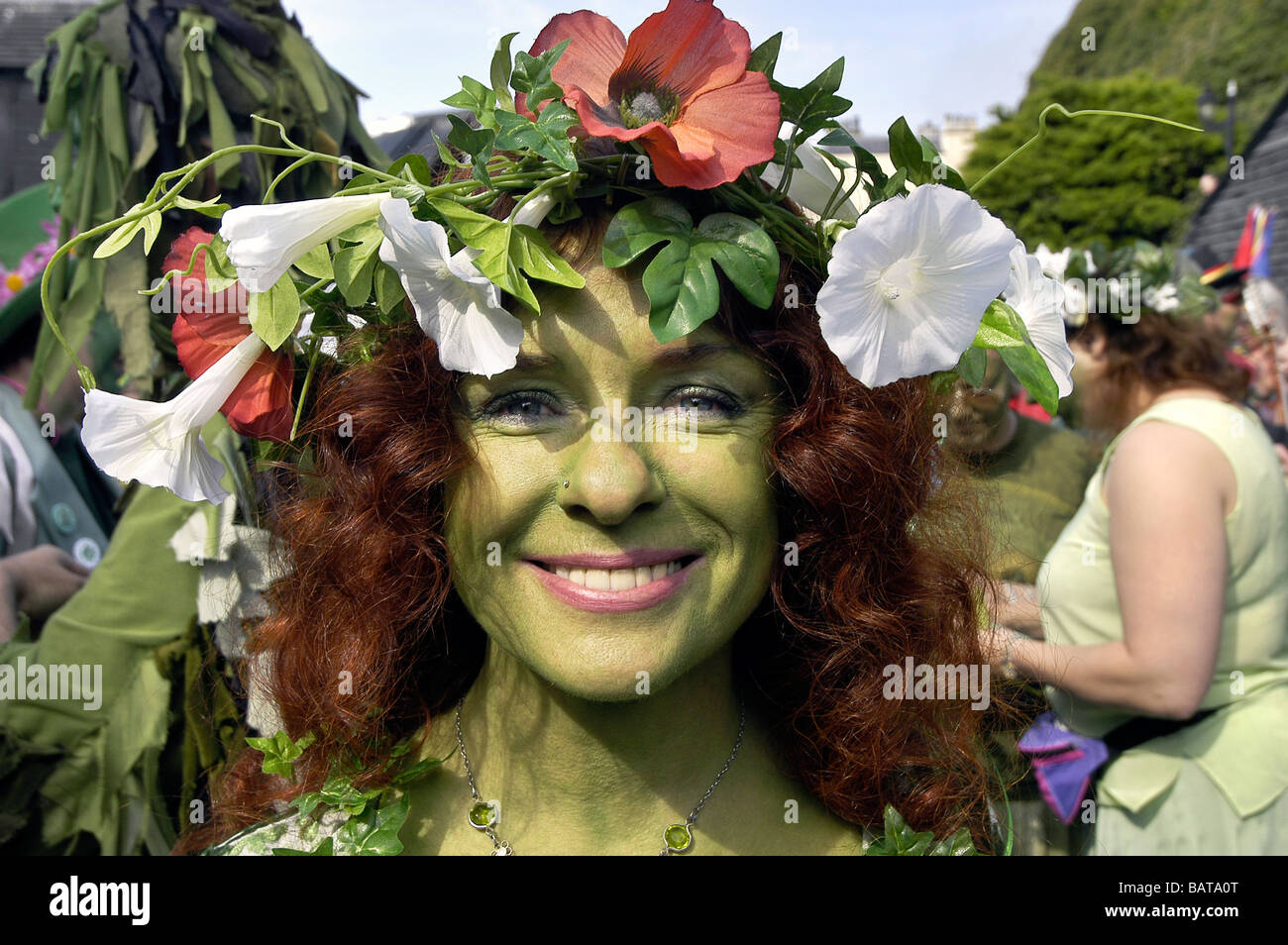 La donna in una ghirlanda di fiori Jack nel Festival Verdi Hastings East Sussex England Foto Stock