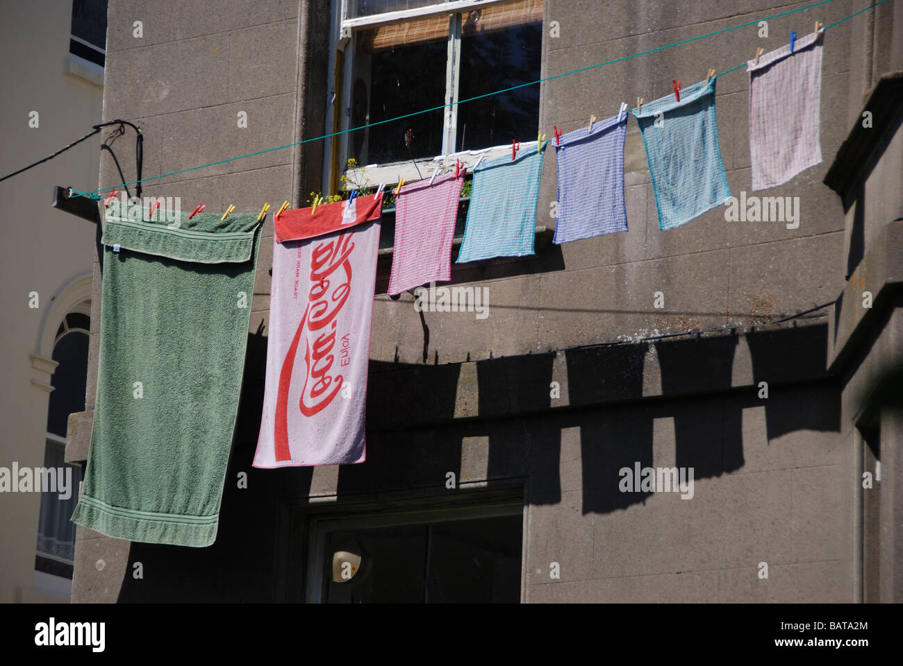 Lavaggio e asciugatura in Sun al di fuori degli appartamenti in Hastings East Sussex Foto Stock