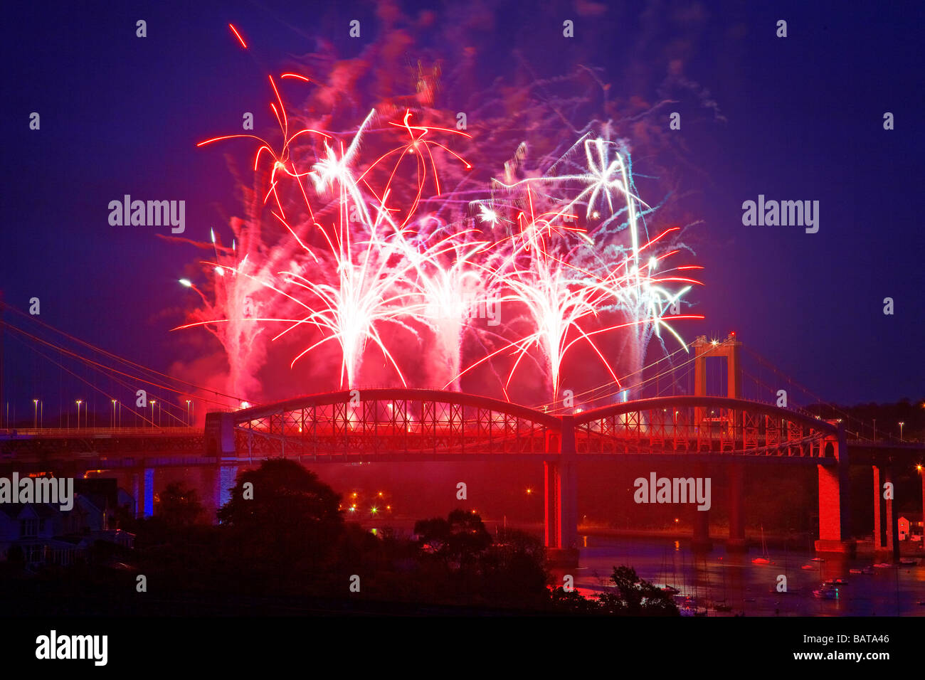 Royal Albert Bridge / Brunel 150 celebrazione fuochi d'artificio, Saltash, Cornwall, Maggio 2009 Foto Stock