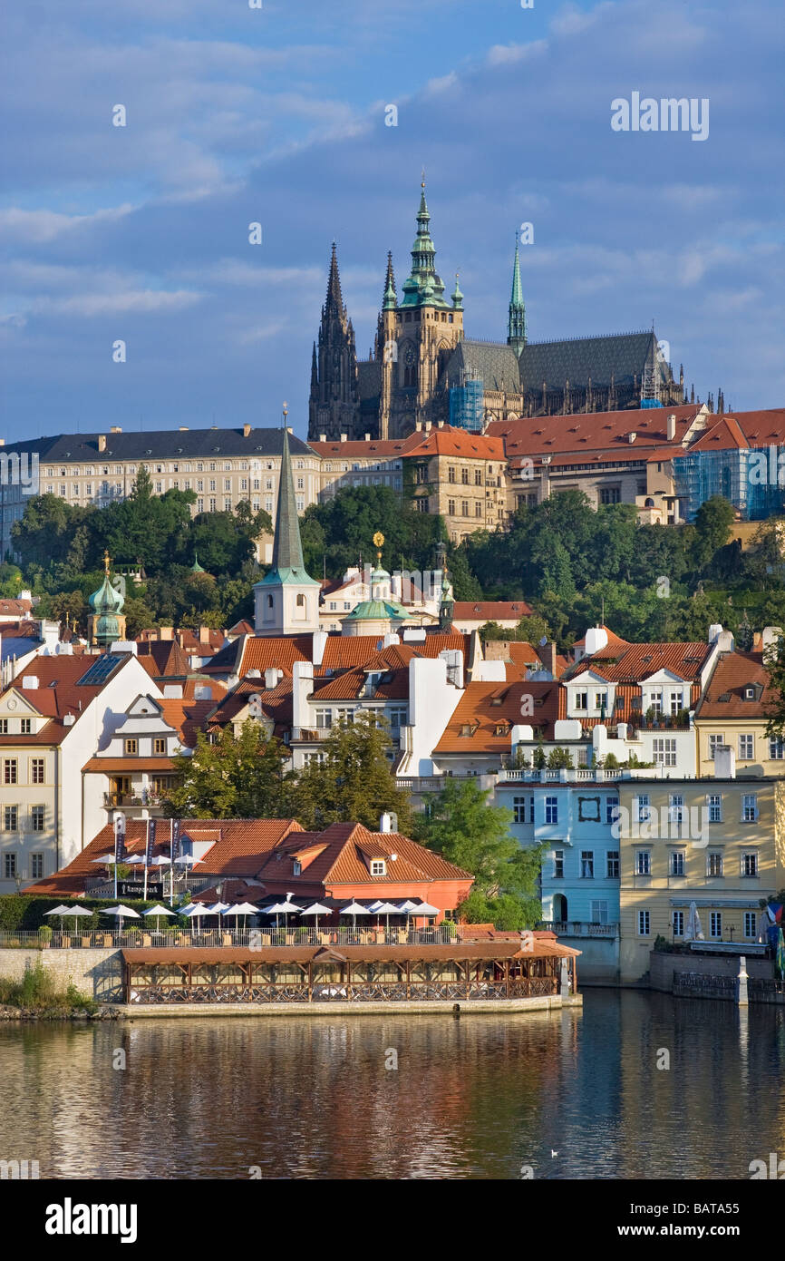 Vista dal ponte di Carlo dal fiume Moldava con il Castello di Praga nella distanza di Praga Repubblica Ceca Foto Stock
