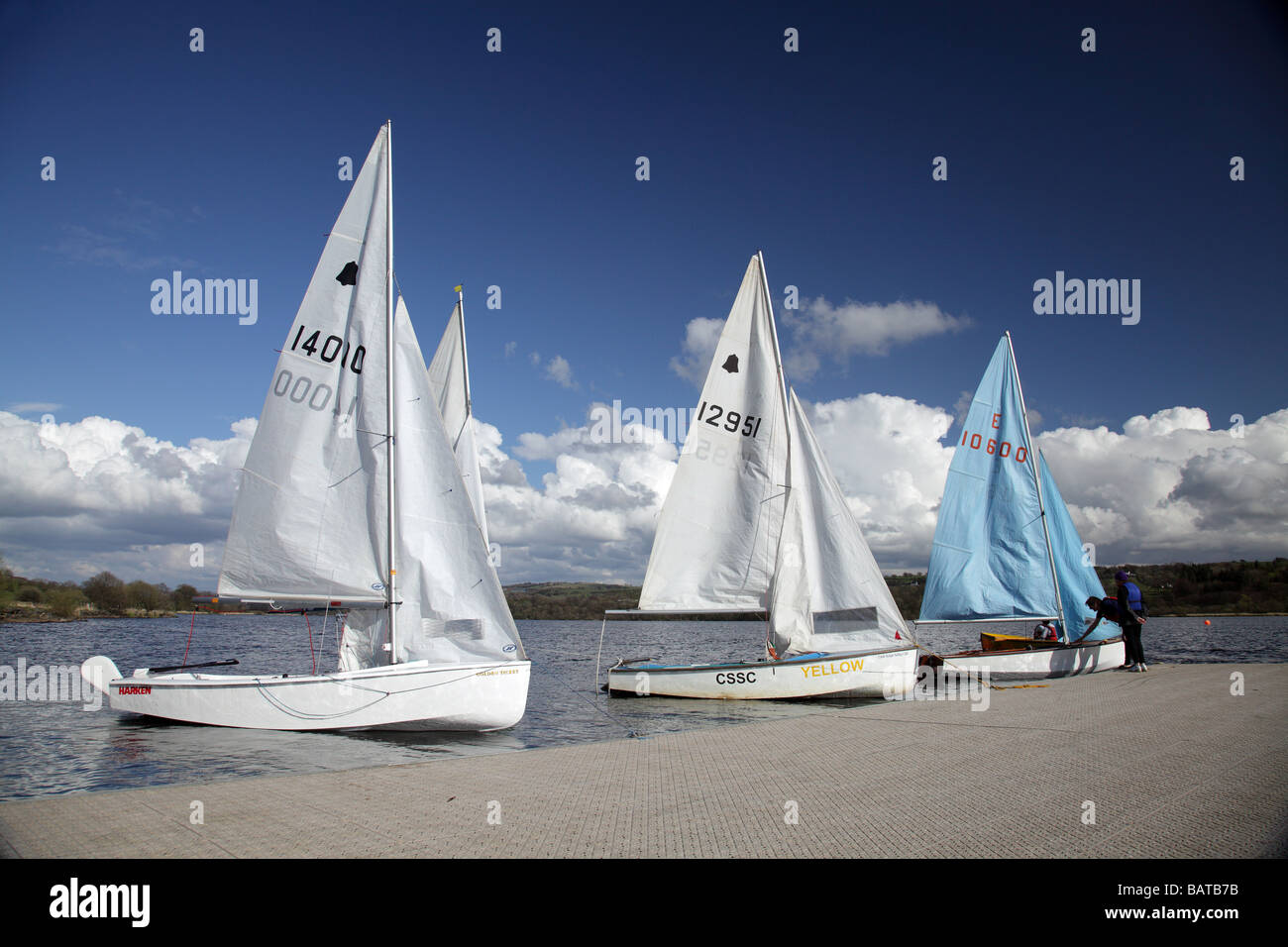 Barche a vela sul Castello Semple Loch, Castello Semple Country Park, Lochwinnoch, Renfrewshire, Scozia, Regno Unito Foto Stock