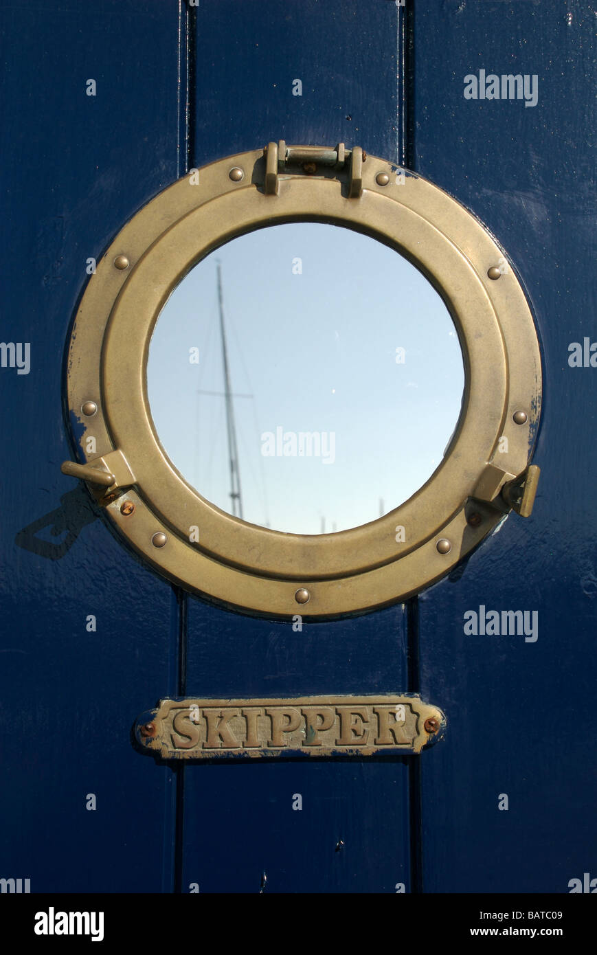 Oblò a specchio e Skipper segno sulla porta, Barbican, Plymouth, Devon, Regno Unito Foto Stock