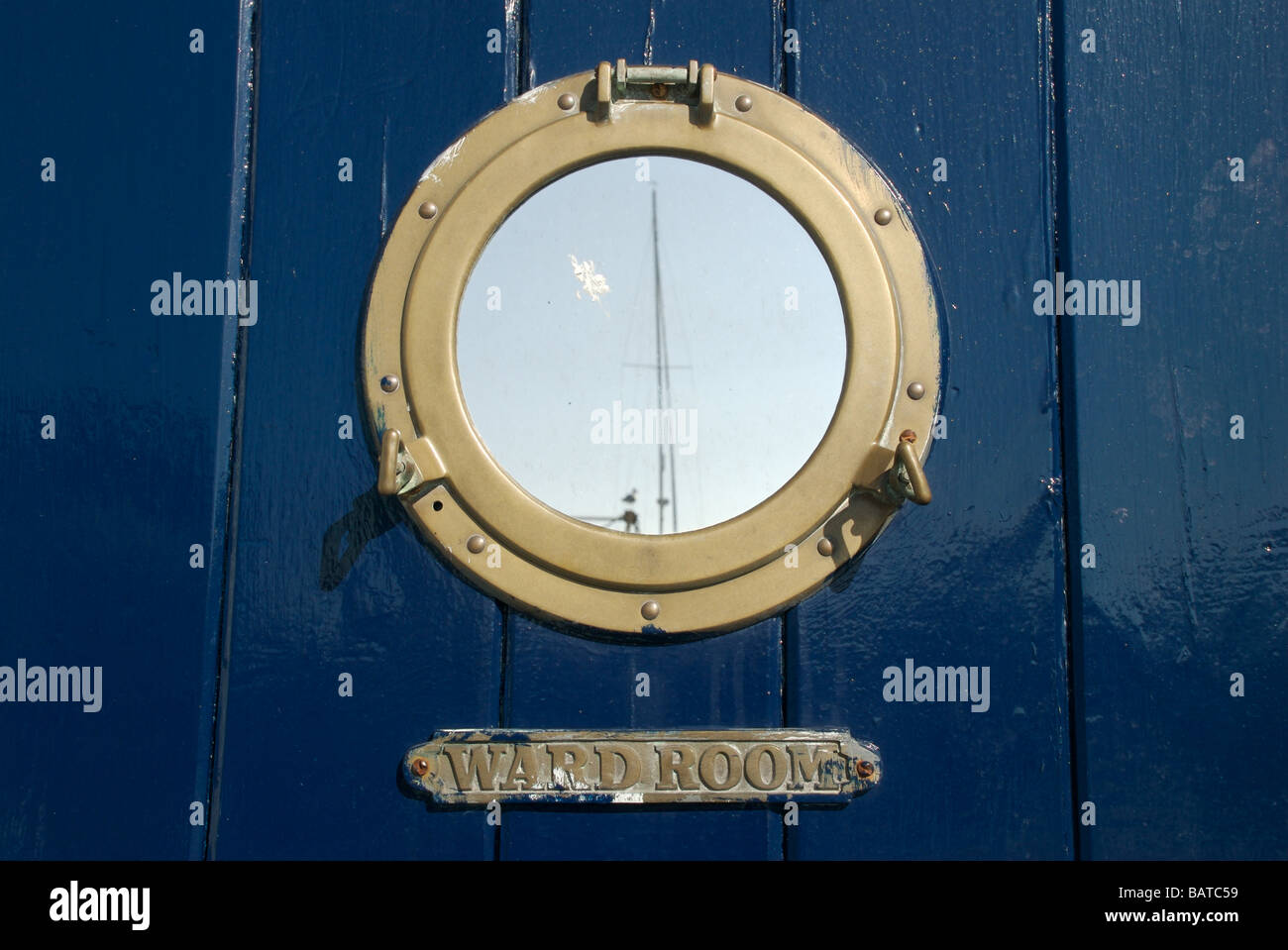 Oblò a specchio e Ward Room segno sulla porta, Barbican, Plymouth, Devon, Regno Unito Foto Stock