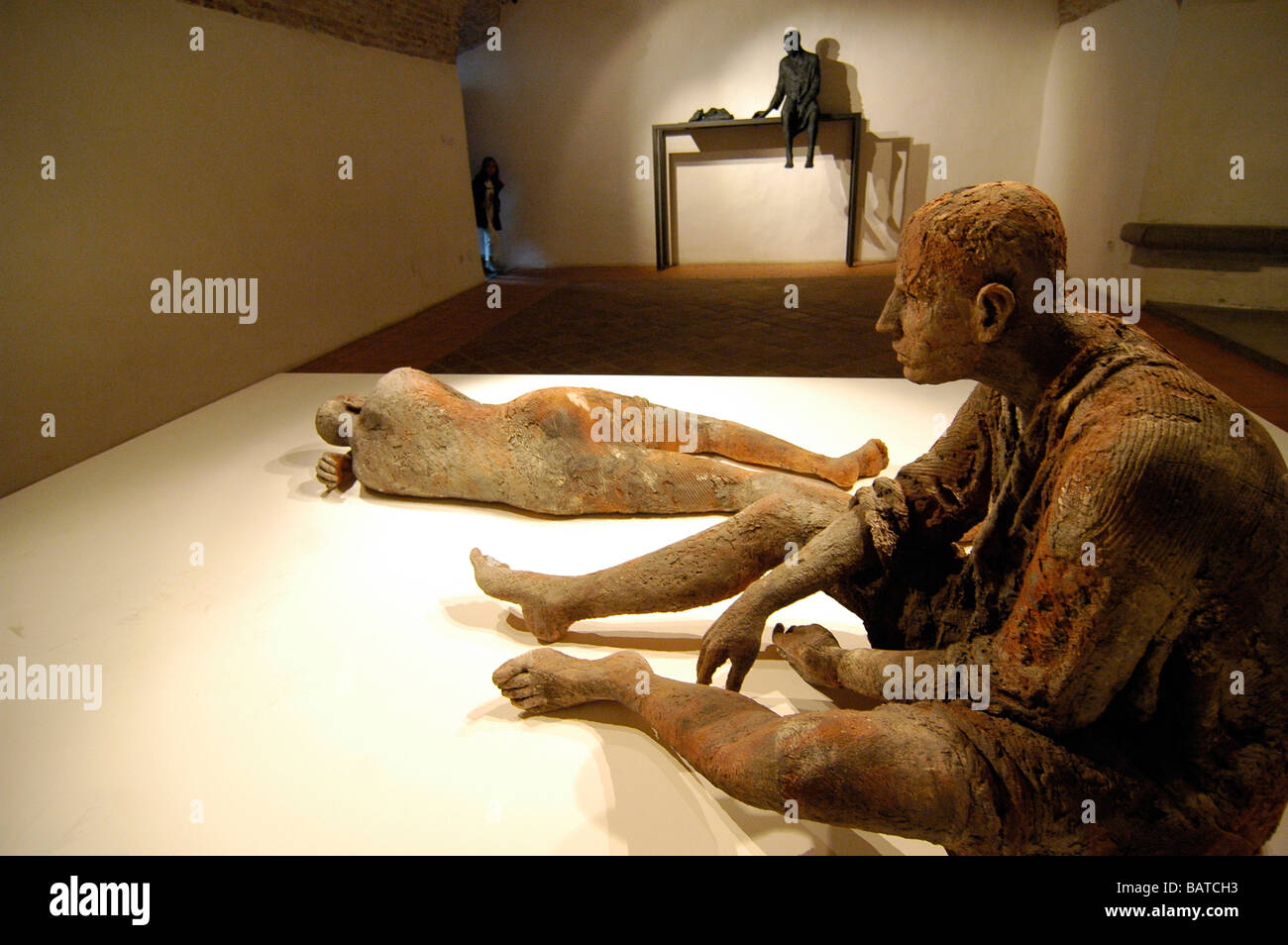 Espressivo della scultura realizzata in creta da artista Hanneke Beaumont, sul display dello Chateau de Gruyeres, Svizzera. Foto Stock
