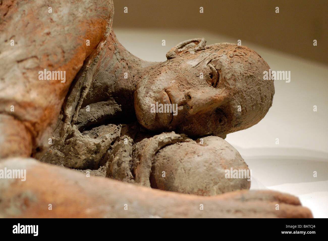 Espressivo della scultura realizzata in creta da artista Hanneke Beaumont, sul display dello Chateau de Gruyeres, Svizzera. Foto Stock