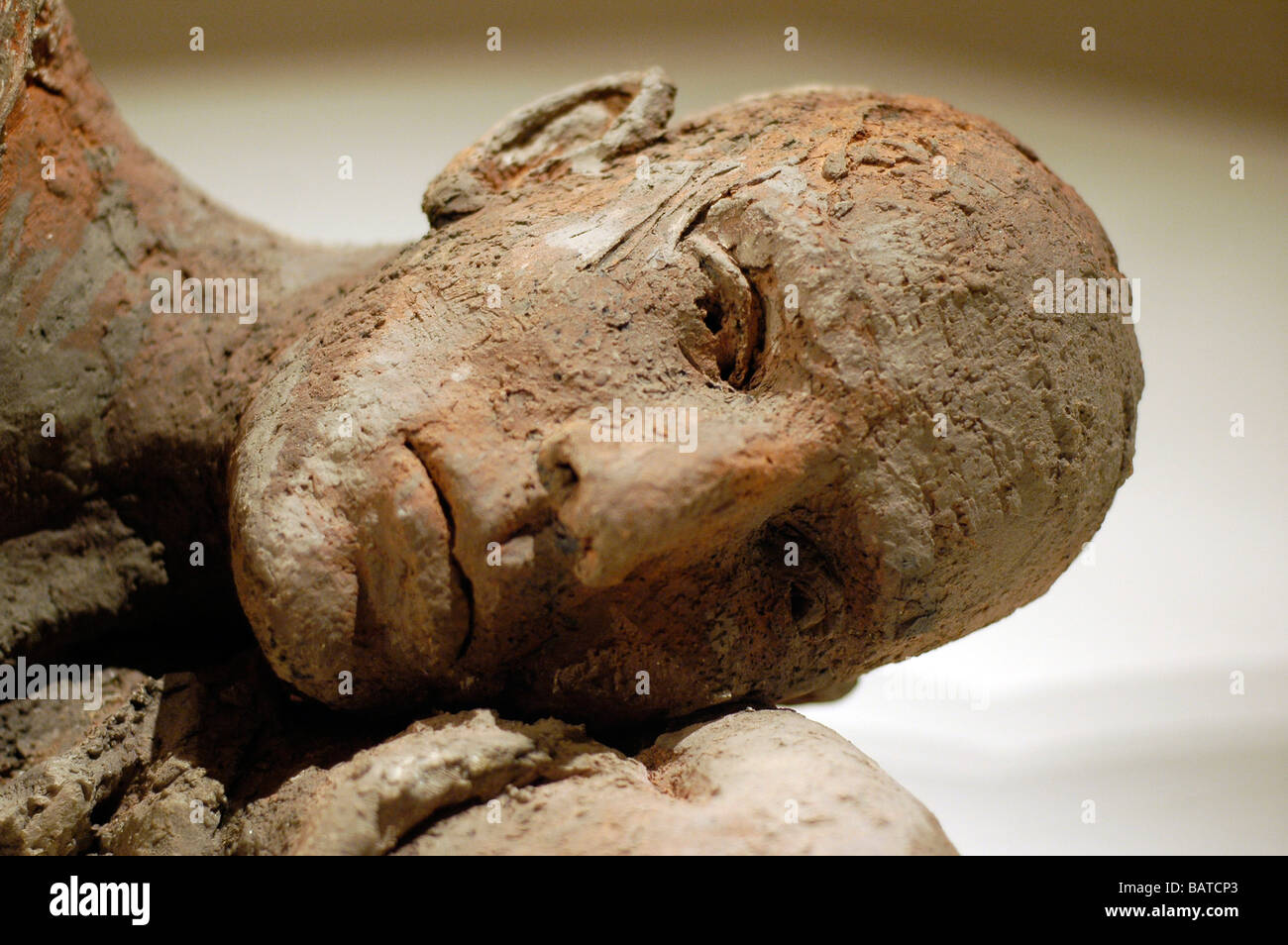 Espressivo della scultura realizzata in creta da artista Hanneke Beaumont, sul display dello Chateau de Gruyeres, Svizzera. Foto Stock
