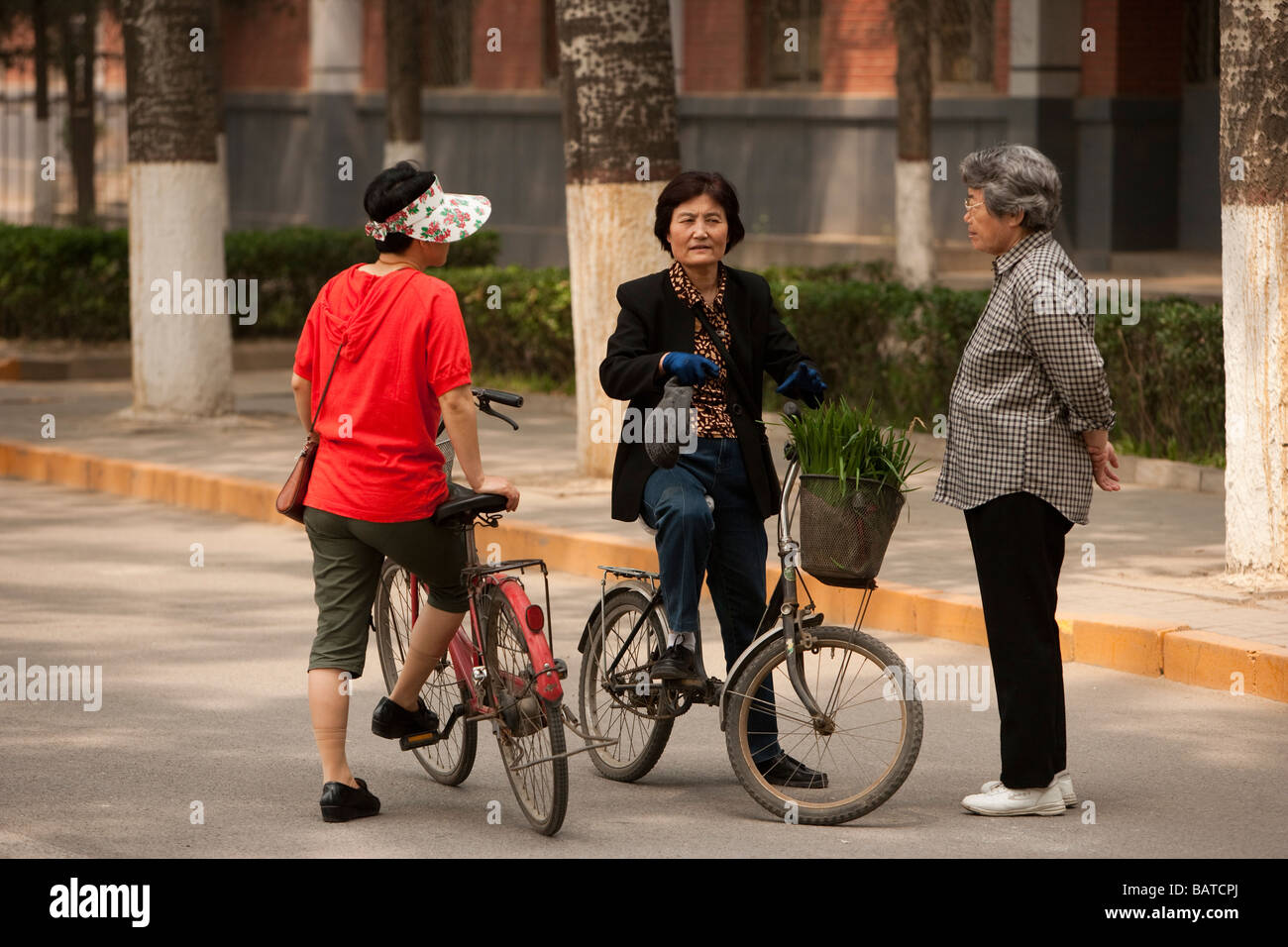 Pechino Cina donne parlare su strada all'interno di un campus universitario area Foto Stock