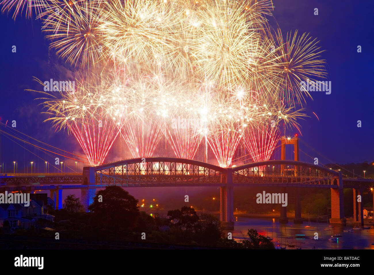 Royal Albert Bridge / Brunel 150 celebrazione fuochi d'artificio, Saltash, Cornwall, Maggio 2009 Foto Stock