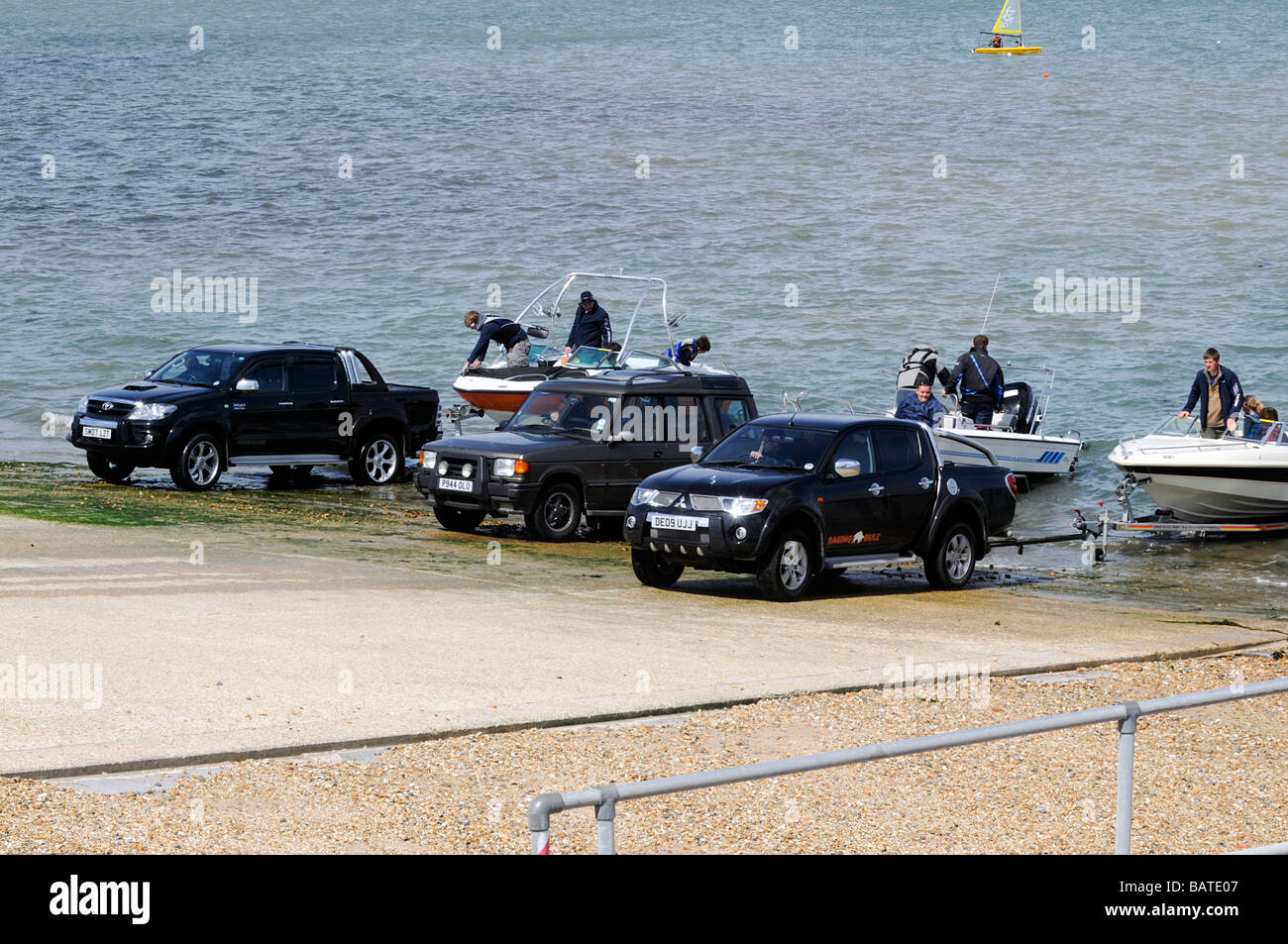 Il lancio di imbarcazioni verso il basso una sorta di scivolo a Calshot Hants Foto Stock