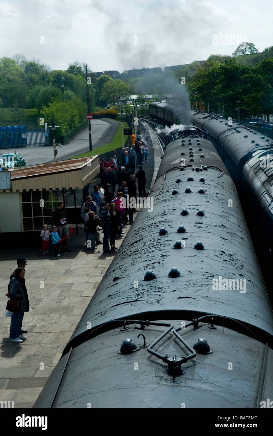 Persone in attesa per il motore a vapore treno a Ramsbottom stazione ferroviaria LANCASHIRE REGNO UNITO Foto Stock