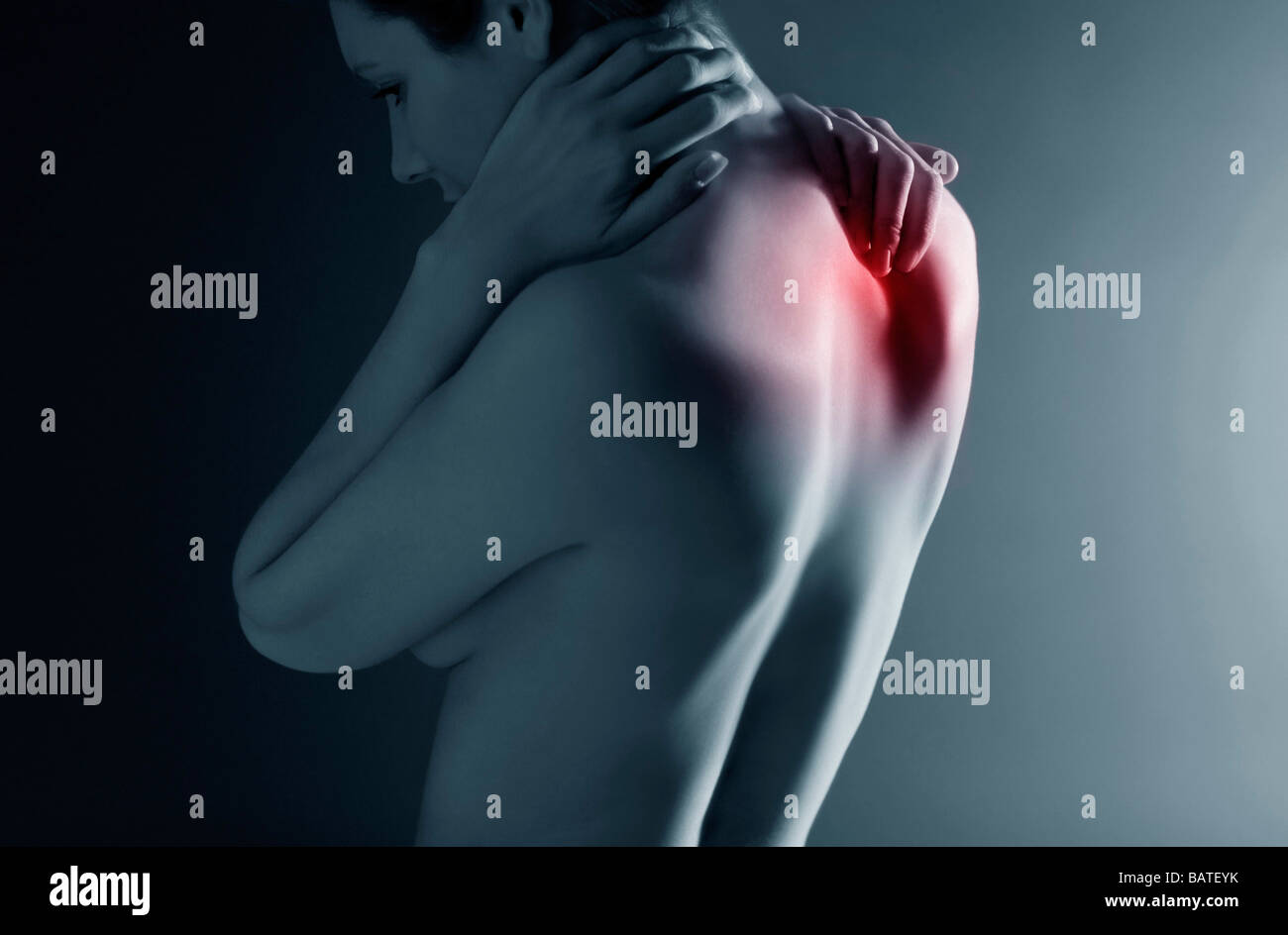 Parte superiore della schiena dolore, immagine concettuale.Donna strofinando un mal di muscoli nella sua parte superiore della schiena. Foto Stock