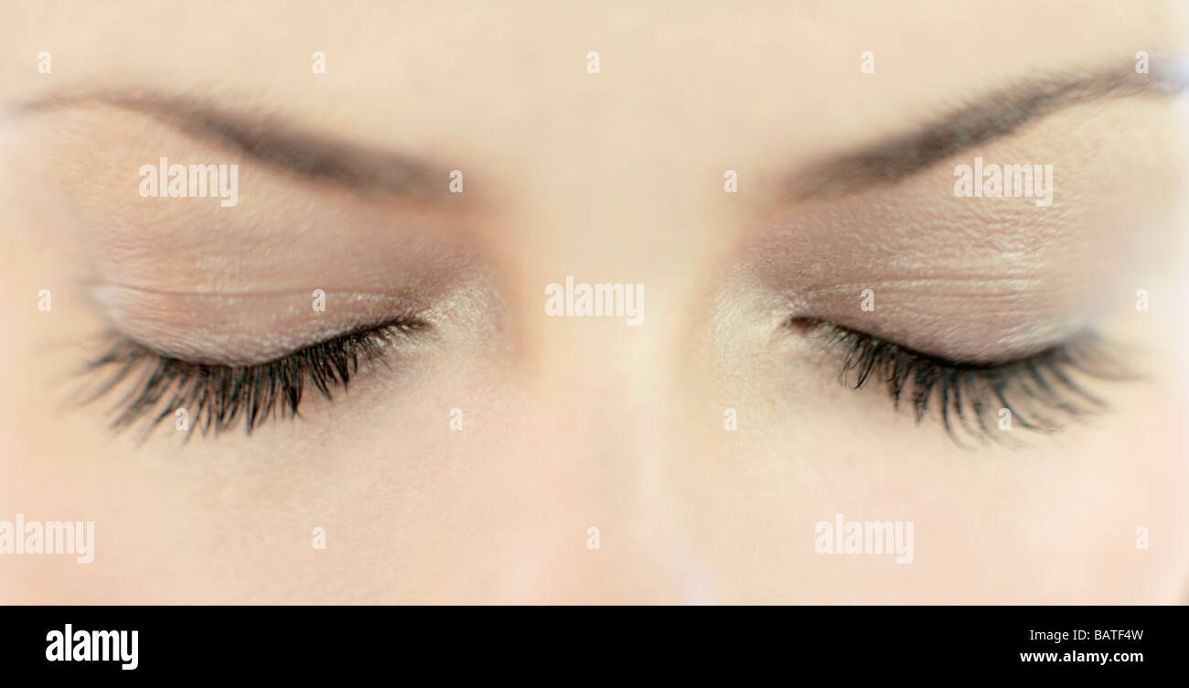 Occhio umano. Close-up di una donna di chiuso occhio. Foto Stock