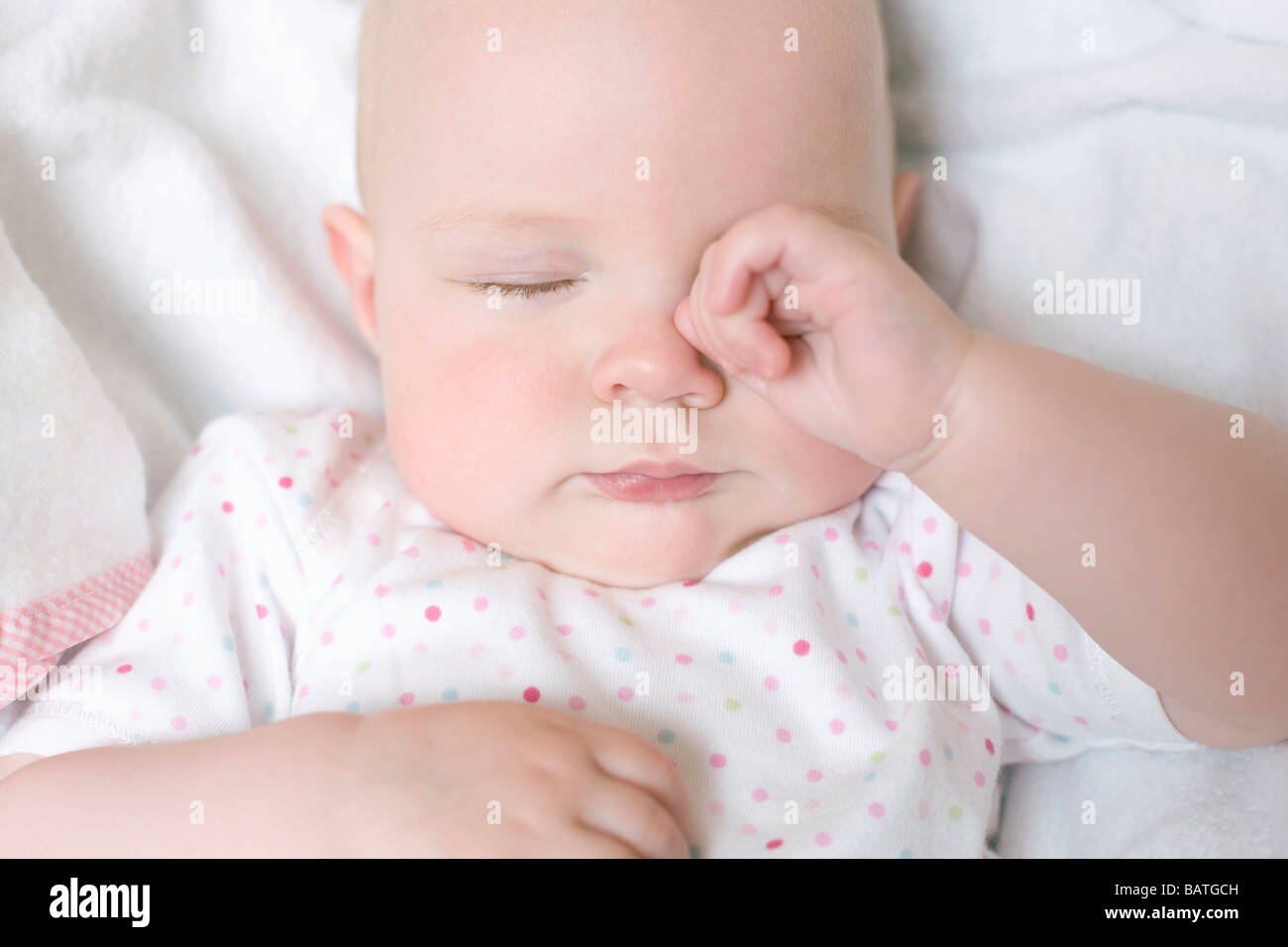 Stanco bambino. 7 mesi Baby girl strofinando il suo occhio. Foto Stock