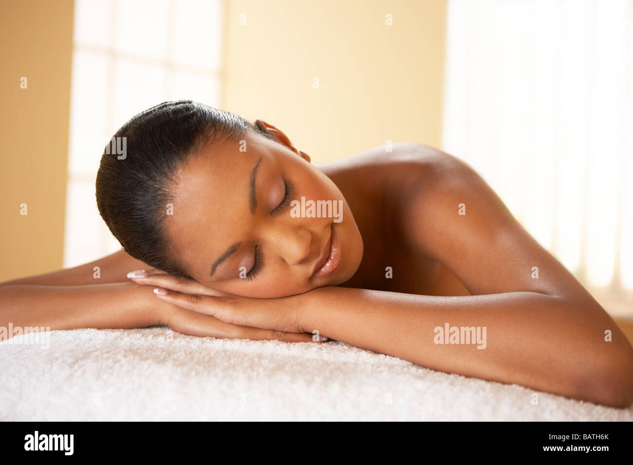 Donna di relax presso un centro di bellezza e benessere. Foto Stock