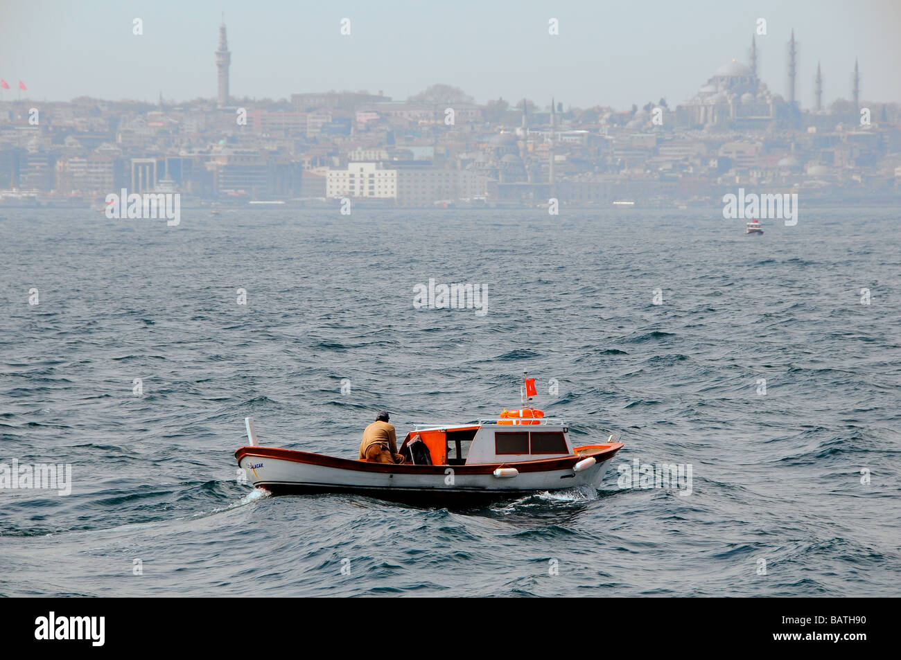 Barca sul fiume sul Bosforo, Istanbul, Turchia Foto Stock