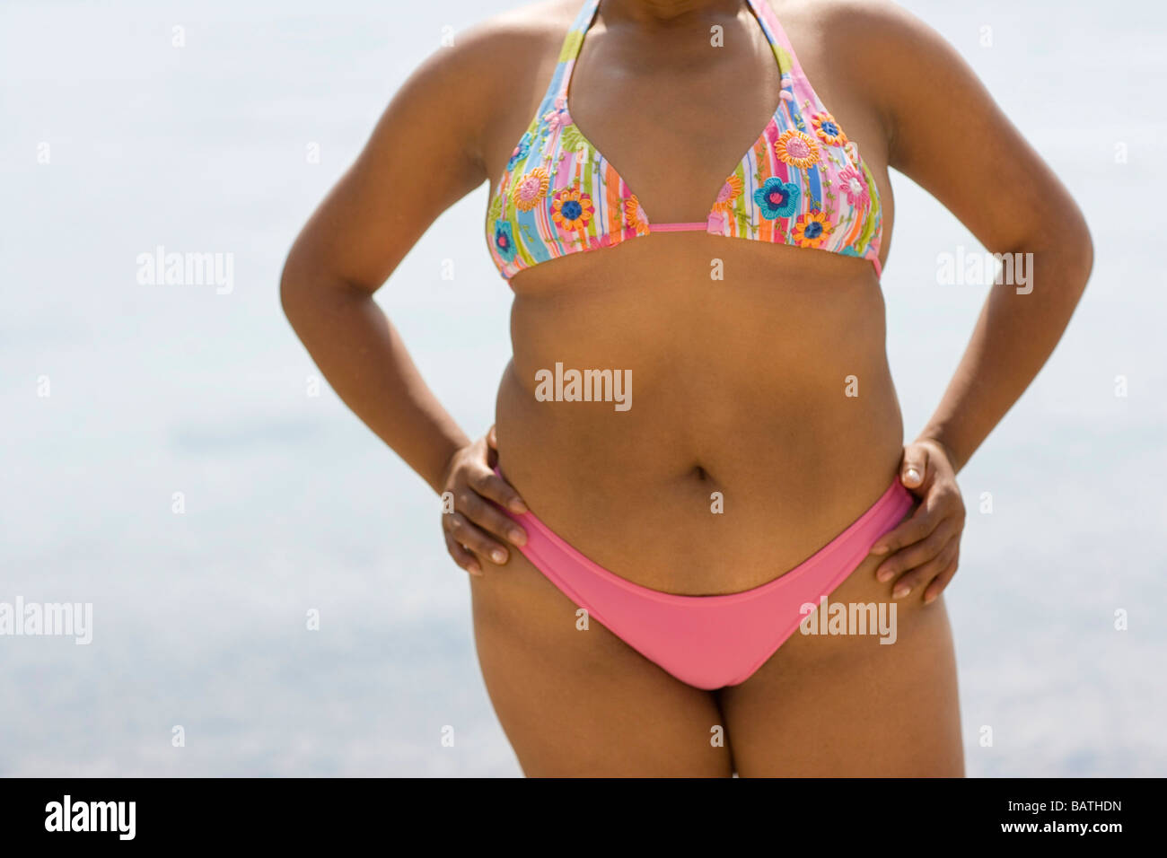 Il sovrappeso donna che indossa un bikini Foto stock - Alamy